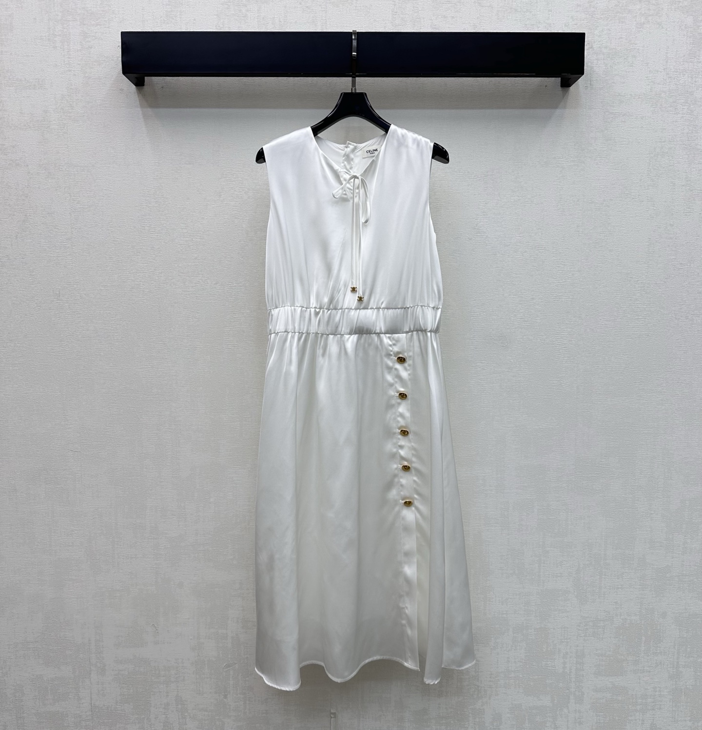 NO:862983,Celin*2026 new products are on the shelves. The lace-up satin dress is made of YB imported satin material. The texture is light and smooth. It feels cool and skin-friendly. It has a slight natural luster. The classic pure white tone is clean and advanced. It has a cool and elegant French atmosphere. Exquisite neckline lace adjustment design adds layering to the shape. Modifies the neck line. Single row of metal engraved button slit decoration on the side highlights the brand tone. Development of surface accessories. Waist vest dress tailoring. Lazy and casual when walking.  Easily create a high-end and elegant style for daily commuting. High version, celine, skirts,19860909Celin*2026新品上架 系带缎面连衣裙定制YB进口缎面材质 质地轻盈顺滑 触感冰凉亲肤 带有微微自然光泽感 经典纯白色调干净高级 自带清冷优雅法式氛围 精致领口系带调节设计 增添造型层次感 修饰颈部线条 侧边单排金属刻印纽扣开衩装饰 彰显品牌调性 面辅料开发 收腰背心裙剪裁 走动间慵懒随性 日常通勤轻松打造高级优雅风  高版本,,celine,skirts,,Women's clothing