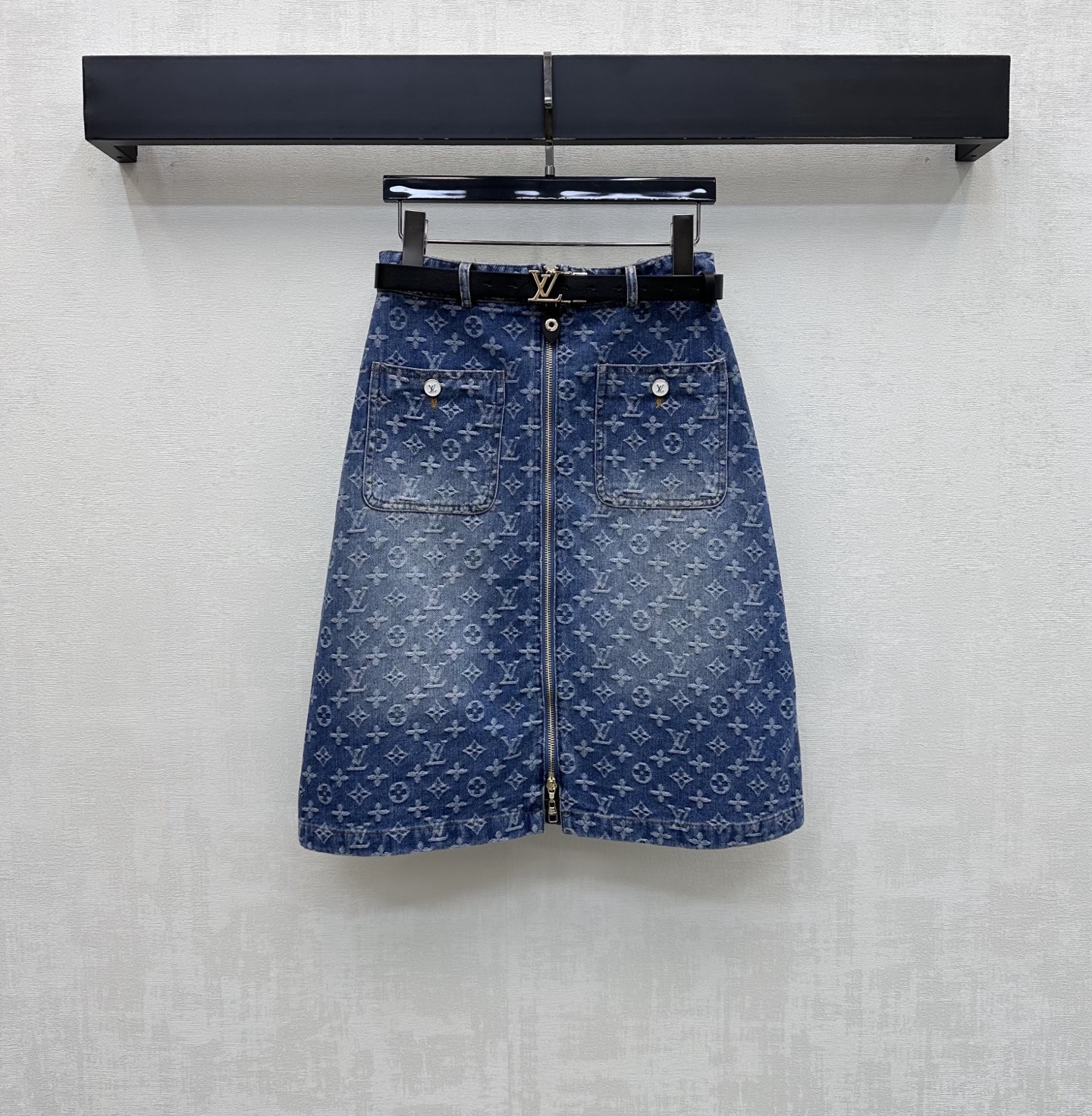 NO:862965,Louis Vuitto*2026 new arrivals Jacquard belt denim skirt customized YB imported twill cotton denim material Full of texture Repeated enzyme washing process Not easy to dye and discolor Ready-made clothes are covered with iconic four-leaf clover jacquard letter logo elements to highlight the brand's tone Use two-way zipper adjustment and metal lock buckle belt adjustment design to add layering to the look Simple and high-end fabrics development High-waisted straight skirt tailoring Casual matching for daily commuting and dating Retro high-end  Fashionable high version, louis vuitton,skirts,19860909Louis Vuitto*2026新品上架提花腰带牛仔半裙定制YB进口斜纹全棉牛仔材质 质感十足 反复酵素水洗工艺处理 不易染色脱色 成衣满铺标志性四叶草提花字母徽标元素 彰显品牌调性 沿用双向拉链调节配合金属锁扣皮带调节设计 增添造型层次感 简约高级 面辅料开发 高腰直筒半裙剪裁 日常通勤约会随意搭配穿搭复古高级 时髦洋气 高版本,,louis vuitton,skirts,,Women's clothing