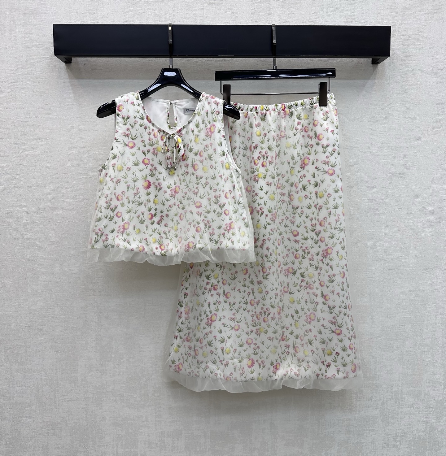 NO:863003,Dio*2026 New Product Arrival Floral Mesh Splicing Set Customized YB Imported Material Light and Elegant Texture Smooth and Skin-Friendly With Slightly Natural Drape and Transparency All-over Pink and Green Floral Print Pattern Brings French Romance and Resort Atmosphere Exquisite Mesh Splicing Design Adjustable with Collar Ties to Add Layering to the Style Iconic CD Metal Buckle Logo Embellishment Highlights Brand Tonality Surface Accessories Development Short Vest High Waist Long Skirt Suit  You can easily create a romantic and high-end style for daily commuting and weekend vacations. High version, dior, skirts,19860909Dio*2026新品上架碎花网纱拼接套装定制YB进口材质 质地轻盈飘逸 触感柔滑亲肤 带有微微自然垂坠感与通透感 通体粉绿碎花印花图案 自带法式浪漫与度假氛围 精致网纱拼接设计 配合领口系带调节处理 增添造型层次感 标志性CD金属扣标点缀装饰 彰显品牌调性 面辅料开发 短款背心高腰长半裙套装 日常通勤周末度假都能轻松打造浪漫高级风 高版本,,dior,skirts,,Women's clothing