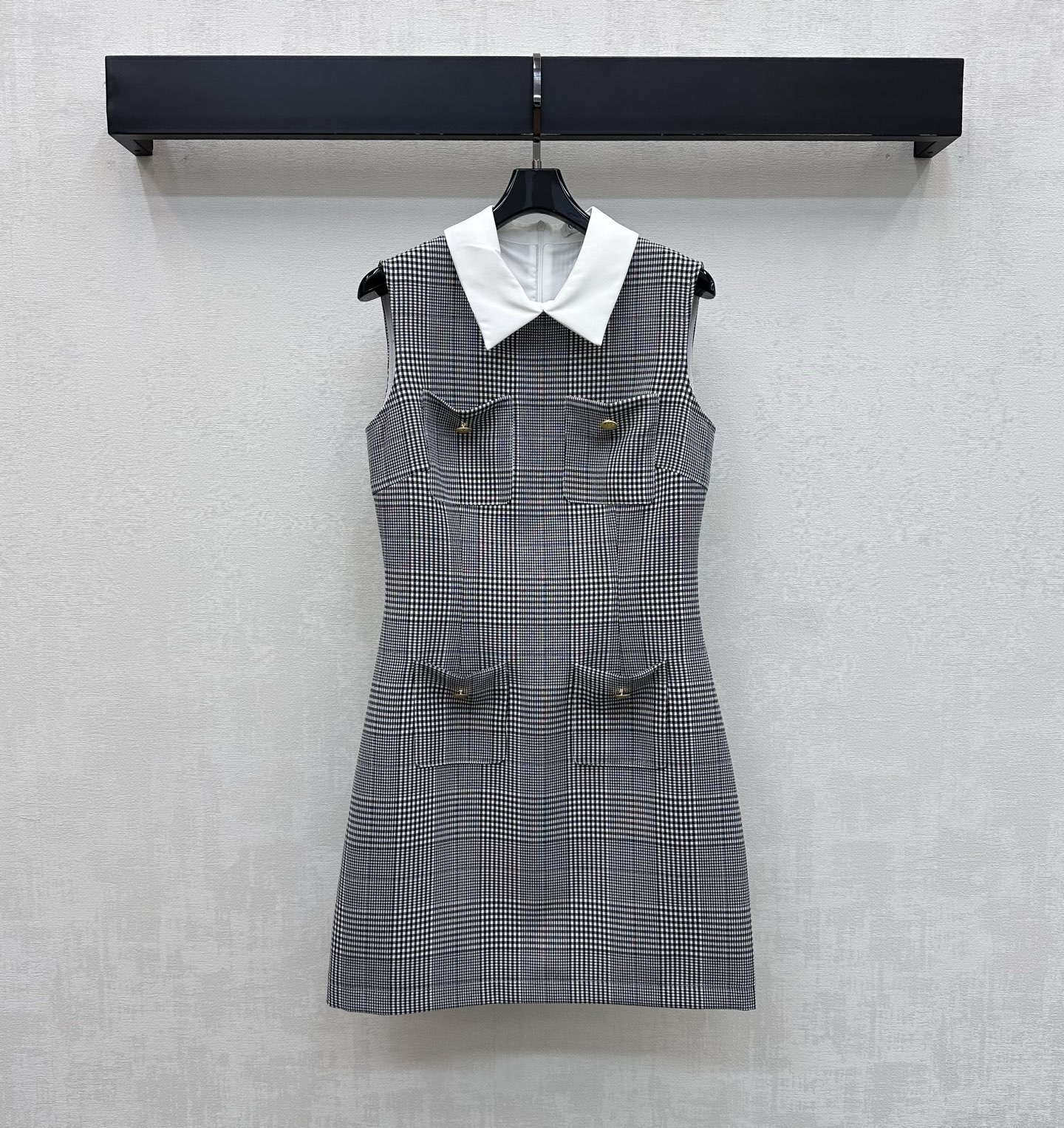 NO:862963,Dio*2026 new arrival plaid dress is made of YB imported twill cotton material. It is crisp and stylish with a slight natural texture. The classic black and white fine plaid brings a pure and age-reducing college atmosphere. Exquisite white lapel splicing design adds layering to the look. Iconic metal engraved buttons are embellished and decorated to highlight the brand tone. Surface accessories development. Sleeveless A-line vest dress tailoring. You can easily create a sweet and high-end style for daily commuting and dating. High version, dior, skirts,19860909Dio*2026新品上架格纹连衣裙定制YB进口斜纹全棉材质 质地挺括有型 带有微微的自然纹理感 经典黑白细格纹自带清纯减龄的学院氛围 精致白色翻领拼接设计 增添造型层次感 标志性金属刻印纽扣点缀装饰 彰显品牌调性 面辅料开发 无袖A字背心裙剪裁 日常通勤约会都能轻松打造甜美高级风 高版本,,dior,skirts,,Women's clothing
