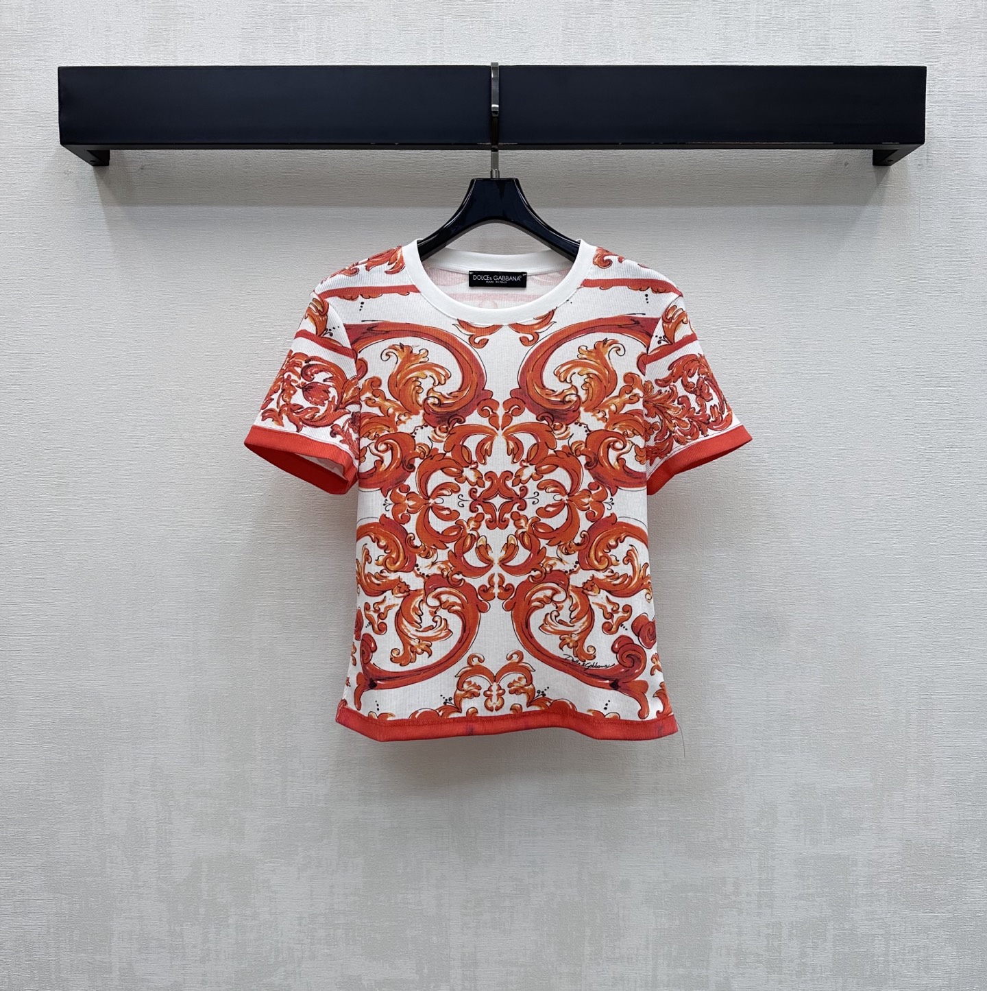 NO:864773,DG*2026 new products are on the shelves. Baroque printed short-sleeved custom-made YB imported twill cotton. The texture is light and breathable. It feels soft and skin-friendly. It has a delicate vertical rib texture to add layering to the look. It has a more visually slimming effect. The large-area retro red Baroque pattern print pattern on the whole body highlights the brand tone. The exquisite red edging design echoes the printing. Surface accessories development. Round neck short-sleeved T-shirt cut. You can easily create an Italian retro style when worn alone or layered.  High version,,T-shirt,tees,t-shirt,19860909DG*2026新品上架巴洛克印花短袖定制YB进口斜纹棉材质 质地轻盈透气 触感软糯亲肤 带有细腻的竖向罗纹肌理 增添造型层次感 视觉上更具显瘦效果 通体大面积复古红巴洛克花纹印花图案 彰显品牌调性 精致红色包边设计与印花相呼应 面辅料开发 圆领短袖T恤版型剪裁 单穿还是内搭都能轻松打造意式复古风 高版本,,T-shirt,tees，t-shirt,,Women's clothing
