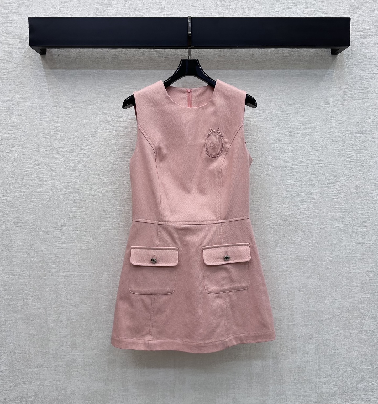 NO:862964,Dio*2026 new arrivals embroidered logo dress, customized YB imported twill cotton denim material, crisp, comfortable and stylish, classic pink and pure white, sweet and age-reducing, not picky about skin tone, exquisite round neck to modify the neck line, combined with the waist outline design, adding layering to the look, emblazoned with iconic letter embroidery badge decoration on the chest to highlight the brand tonality, development of surface accessories, round neck vest skirt tailoring, easy to create a retro high-end style for daily commuting, high version 2 colors, dior, skirts,19860909Dio*2026新品上架刺绣徽标连衣裙定制YB进口斜纹棉牛仔材质 挺括舒适有型 经典粉色与纯白色 甜美减龄不挑肤色 精致圆领修饰颈部线条 配合收腰勾勒设计 增添造型层次感 胸前点缀标志性字母刺绣徽章装饰 彰显品牌调性 面辅料开发 圆领背心裙剪裁 日常通勤都能轻松打造复古高级风   高版本2色,,dior,skirts,,Women's clothing