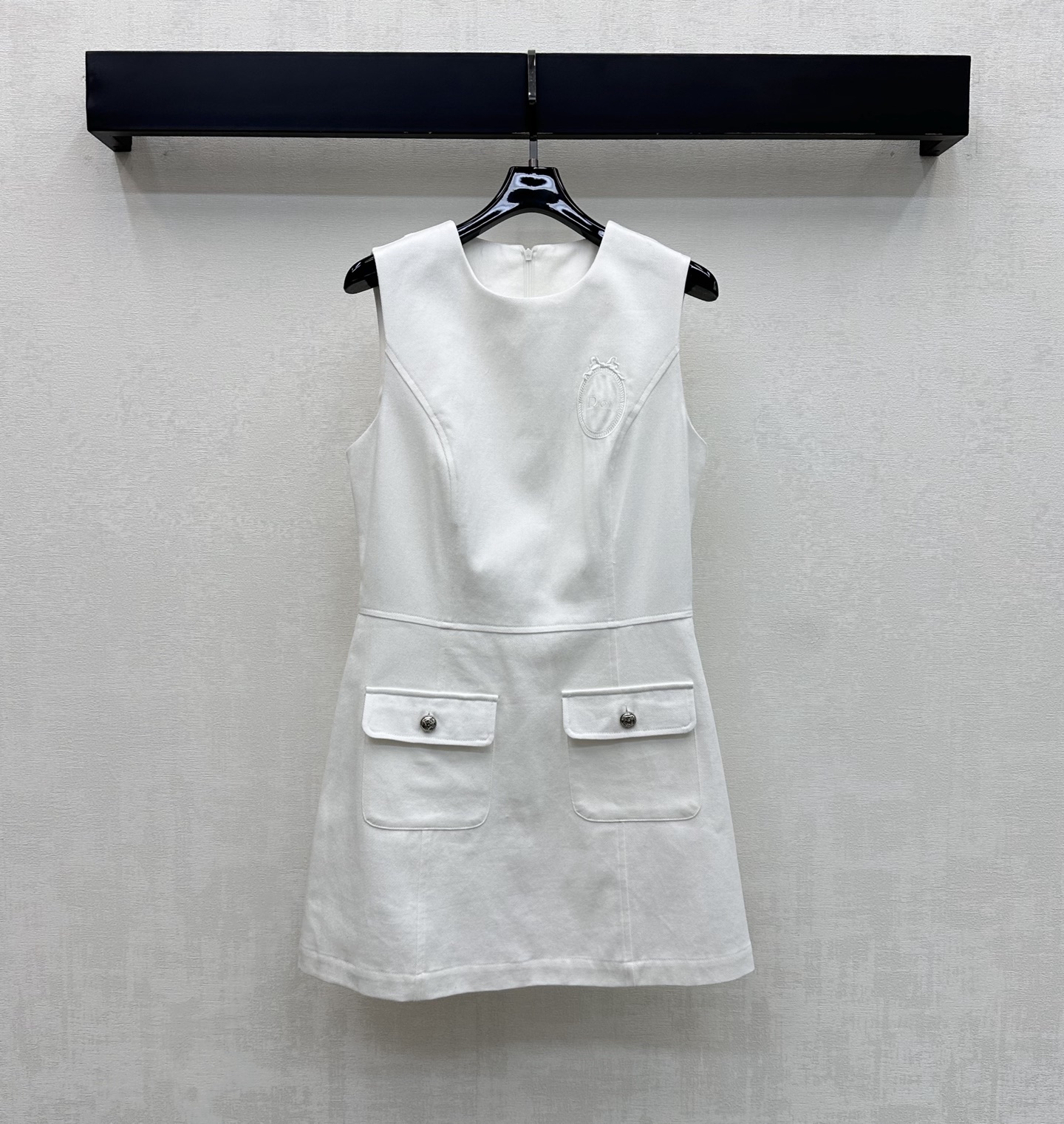 NO:862985,Dio*2026 new arrivals embroidered logo dress, customized YB imported twill cotton denim material, crisp, comfortable and stylish, classic pink and pure white, sweet and age-reducing, not picky about skin tone, exquisite round neck to modify the neck line, combined with the waist outline design, adding layering to the look, emblazoned with iconic letter embroidery badge decoration on the chest to highlight the brand tonality, development of surface accessories, round neck vest skirt tailoring, easy to create a retro high-end style for daily commuting, high version 2 colors, dior, skirts,19860909Dio*2026新品上架刺绣徽标连衣裙定制YB进口斜纹棉牛仔材质 挺括舒适有型 经典粉色与纯白色 甜美减龄不挑肤色 精致圆领修饰颈部线条 配合收腰勾勒设计 增添造型层次感 胸前点缀标志性字母刺绣徽章装饰 彰显品牌调性 面辅料开发 圆领背心裙剪裁 日常通勤都能轻松打造复古高级风   高版本2色,,dior,skirts,,Women's clothing