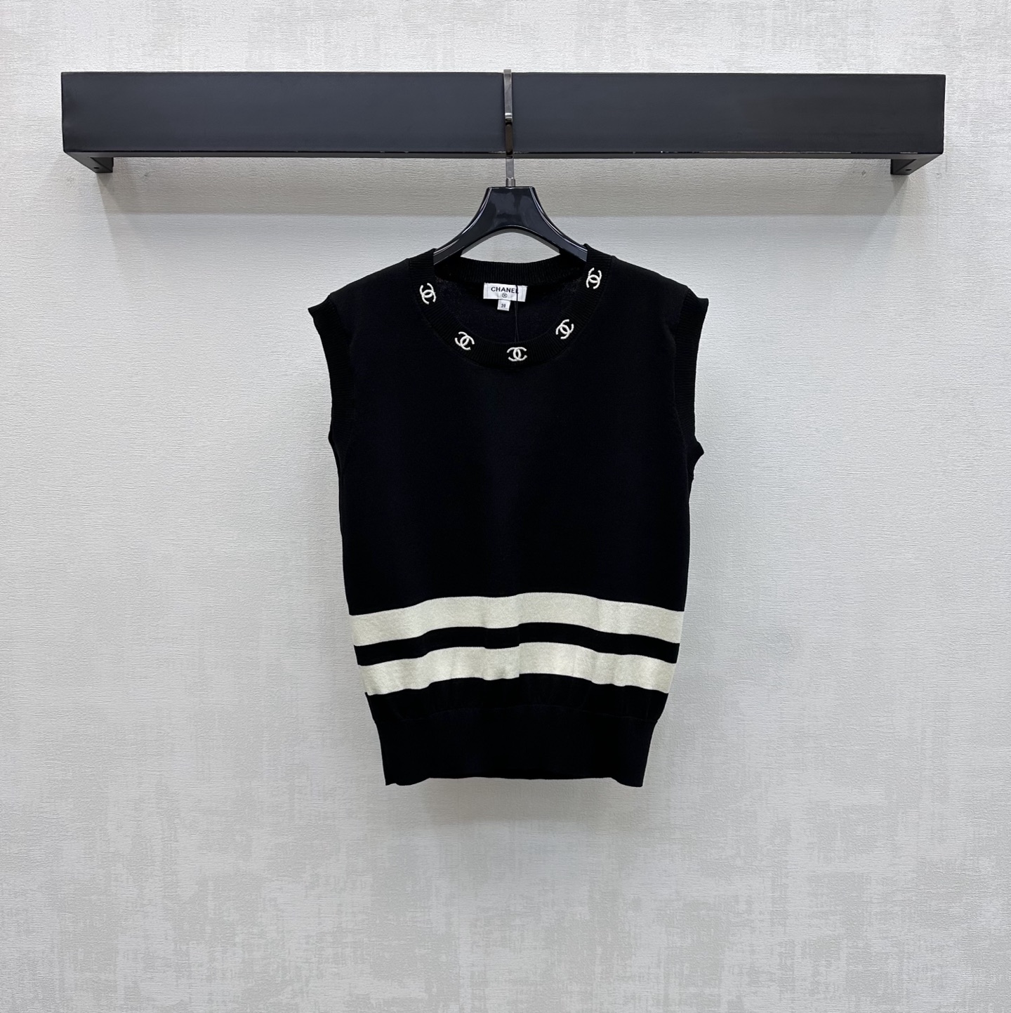 NO:864835,Chane*2026 new product launch embroidered logo knitted vest customized YB imported cotton material, high-quality texture, relaxed wear, using contrasting stripe design to add layering to the look, the collar is embellished with the iconic double C letter embroidered logo decoration, highlighting the brand tone, fabric and accessories development, round neck off-shoulder vest style tailoring, simple and advanced daily commuting wear, high version 36 38 40,,chanel,19860909Chane*2026新品上架刺绣徽标针织背心定制YB进口棉线材质 质感高级 穿搭松弛 沿用撞色条纹设计 增添造型层次感 领边点缀标志性双C字母刺绣徽标装饰 彰显品牌调性 面辅料开发 圆领落肩背心版型剪裁 日常通勤穿搭简约高级  高版本36 38 40,,chanel,,Women's clothing