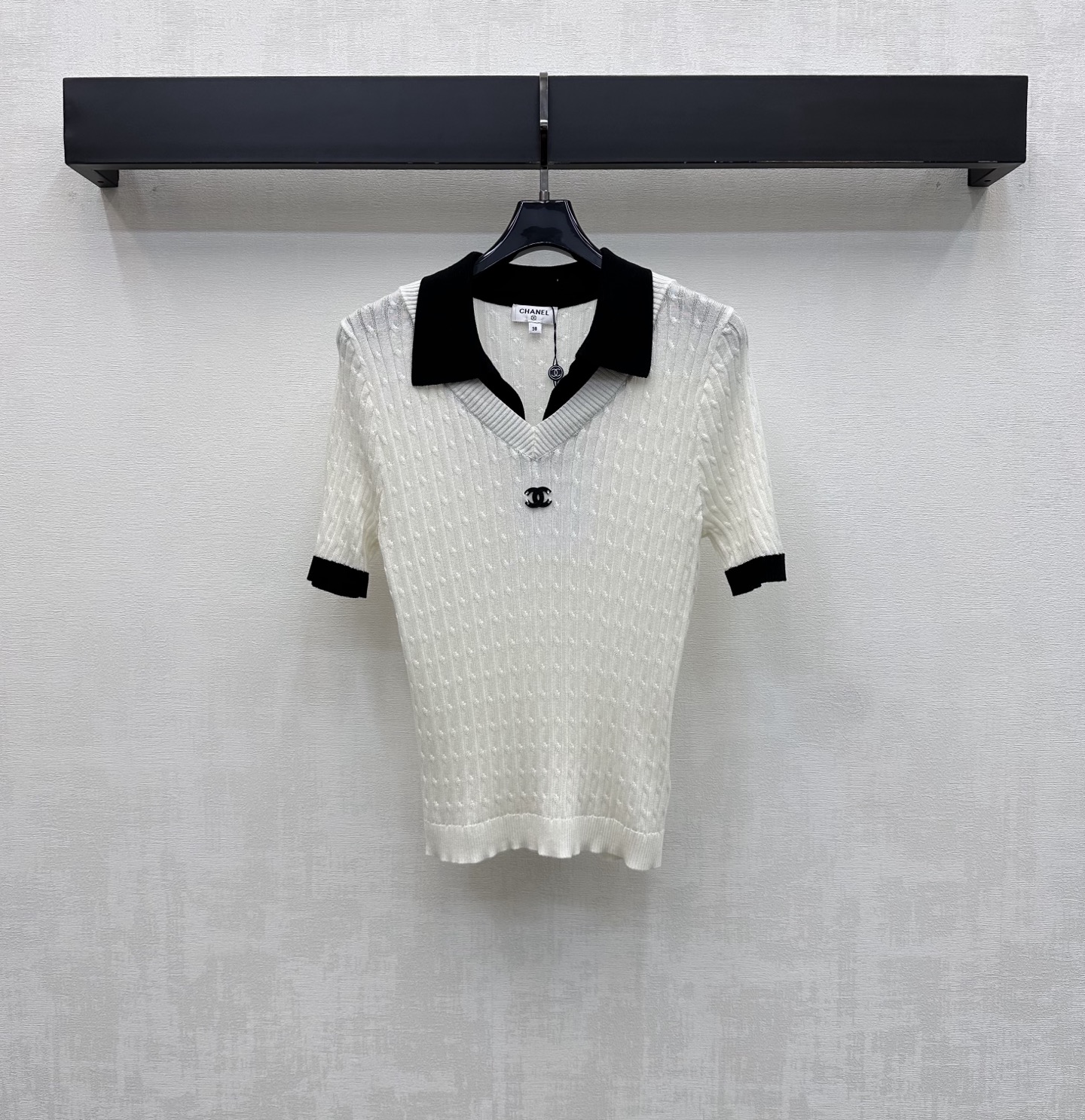 NO:864741,Chane*2026 new products are available in contrasting lapel short-sleeved knitted fabric. Customized YB imported wool blended fabric. The texture is soft and skin-friendly, breathable and comfortable. All-over hemp knitting with contrasting color splicing lapel collar design adds layering to the look. It reduces age and looks younger. The iconic letter metal logo decoration is placed in the center of the chest to highlight the brand's tone. The short slim fit lengthens the body proportions. Surface accessories development. Lapel short-sleeved top tailoring. Wear casually with skirts and trousers to easily create a sweet temperament.  High version 2 colors 36 38 40,,chanel,skirts,T-shirt,19860909Chane*2026新品上架撞色翻领短袖针织 定制YB进口羊毛混纺面料 质地柔软亲肤 透气舒适 通体麻花编织配合撞色拼接翻领袖口设计 增添造型层次感 减龄显嫩 胸前居中点缀标志性字母金属徽标装饰 彰显品牌调性 短款修身版型拉长身材比例 面辅料开发 翻领短袖上衣剪裁 随意搭配裙裤装穿搭 轻松打造甜美气质 高版本2色36 38 40,,chanel,skirts,T-shirt,,Women's clothing