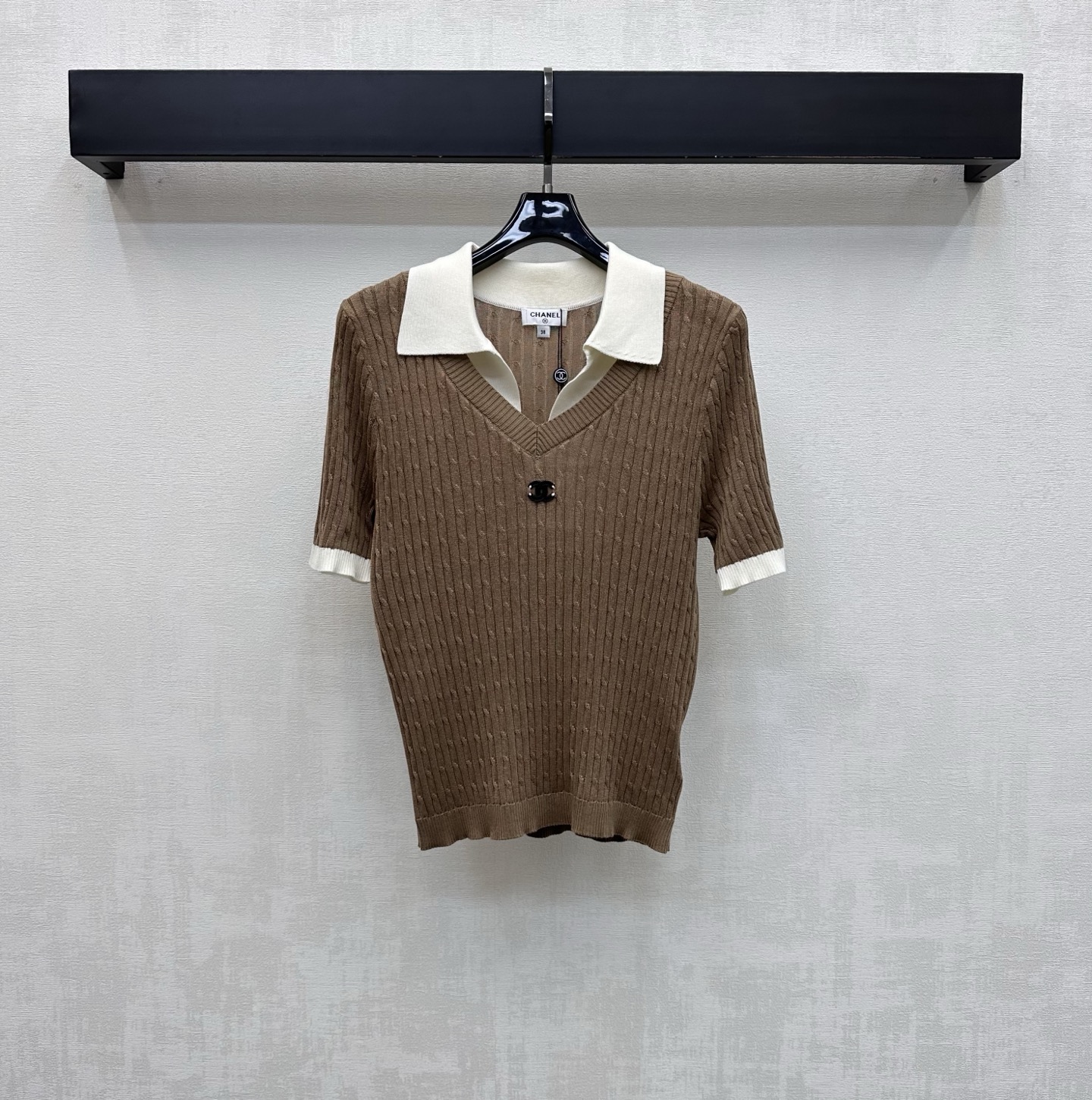 NO:864763,Chane*2026 new products are available in contrasting lapel short-sleeved knitted fabric. Customized YB imported wool blended fabric. The texture is soft and skin-friendly, breathable and comfortable. All-over hemp knitting with contrasting color splicing lapel collar design adds layering to the look. It reduces age and looks younger. The iconic letter metal logo decoration is placed in the center of the chest to highlight the brand's tone. The short slim fit lengthens the body proportions. Surface accessories development. Lapel short-sleeved top tailoring. Wear casually with skirts and trousers to easily create a sweet temperament.  High version 2 colors 36 38 40,,chanel,skirts,T-shirt,19860909Chane*2026新品上架撞色翻领短袖针织 定制YB进口羊毛混纺面料 质地柔软亲肤 透气舒适 通体麻花编织配合撞色拼接翻领袖口设计 增添造型层次感 减龄显嫩 胸前居中点缀标志性字母金属徽标装饰 彰显品牌调性 短款修身版型拉长身材比例 面辅料开发 翻领短袖上衣剪裁 随意搭配裙裤装穿搭 轻松打造甜美气质 高版本2色36 38 40,,chanel,skirts,T-shirt,,Women's clothing
