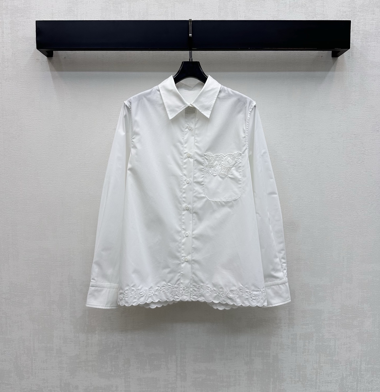 NO:864927,Louis Vuitto*2026 new products are on the shelves. Hollow embroidered regular shirts are made of custom-made YB imported twill cotton. The texture is light and soft, skin-friendly and breathable. The splicing design follows the exquisite embroidery process. It can be freely adjusted with the placket buttons to add layering to the look. The iconic four-leaf clover letter hollow logo is embellished on the chest pocket and hem to highlight the brand's tone. Development of surface accessories. Lapel long-sleeved shirt tailoring. Casual wear with skirts and trousers for commuting and dating.  Easily create French resort style high version, Louis Vuitton, skirts, shirts,19860909Louis Vuitto*2026新品上架镂空绣花常规衬衫定制YB进口斜纹全棉材质 质地轻盈柔软 触感亲肤透气 沿用精致刺绣工艺拼接设计 配合开襟纽扣自由调节处理 增添造型层次感 标志性四叶草字母镂空徽标点缀于胸前口袋与衣摆处 彰显品牌调性 面辅料开发 翻领长袖衬衣剪裁 通勤约会随意搭配裙裤装穿搭 轻松打造法式度假风  高版本,,louis vuitton,skirts,shirts,,Women's clothing