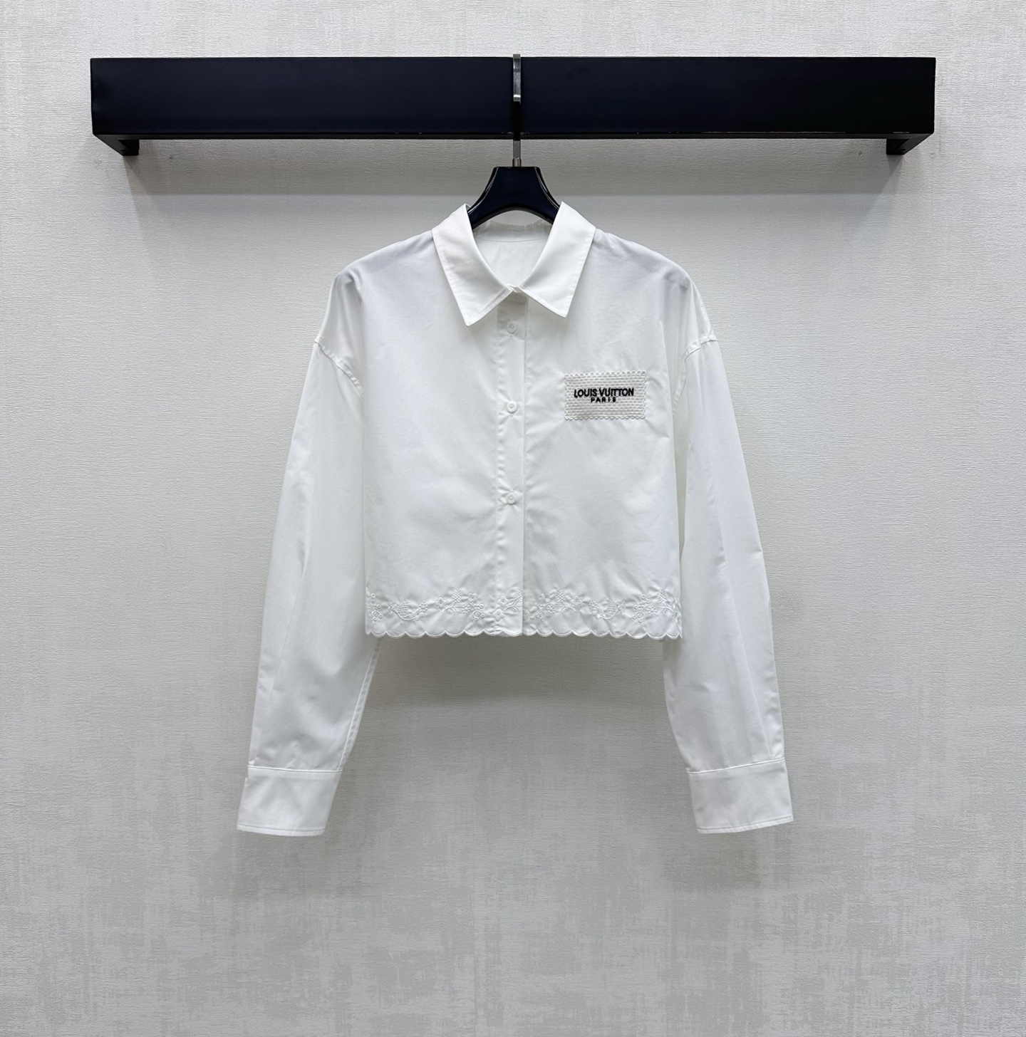NO:864938,Louis Vuitto*2026 new products are on the shelves. Hollow embroidered short shirts are made of YB imported twill cotton material. The texture is light and soft, skin-friendly and breathable. It is designed with exquisite embroidery technology. It can be adjusted freely with the placket buttons to add layering to the look. The iconic four-leaf clover letter hollow embroidery logo is embellished on the chest to highlight the brand's tone. Development of surface accessories. Lapel long-sleeved short shirt tailoring. Casual wear with skirts and trousers for commuting and dating.  Easily create French resort style high version, Louis Vuitton, skirts, shirts,19860909Louis Vuitto*2026新品上架镂空绣花短款衬衫定制YB进口斜纹全棉材质 质地轻盈柔软 触感亲肤透气 沿用精致刺绣工艺拼接设计 配合开襟纽扣自由调节处理 增添造型层次感 标志性四叶草字母镂空刺绣徽标点缀于胸前处 彰显品牌调性 面辅料开发 翻领长袖短款衬衣剪裁 通勤约会随意搭配裙裤装穿搭 轻松打造法式度假风  高版本,,louis vuitton,skirts,shirts,,Women's clothing
