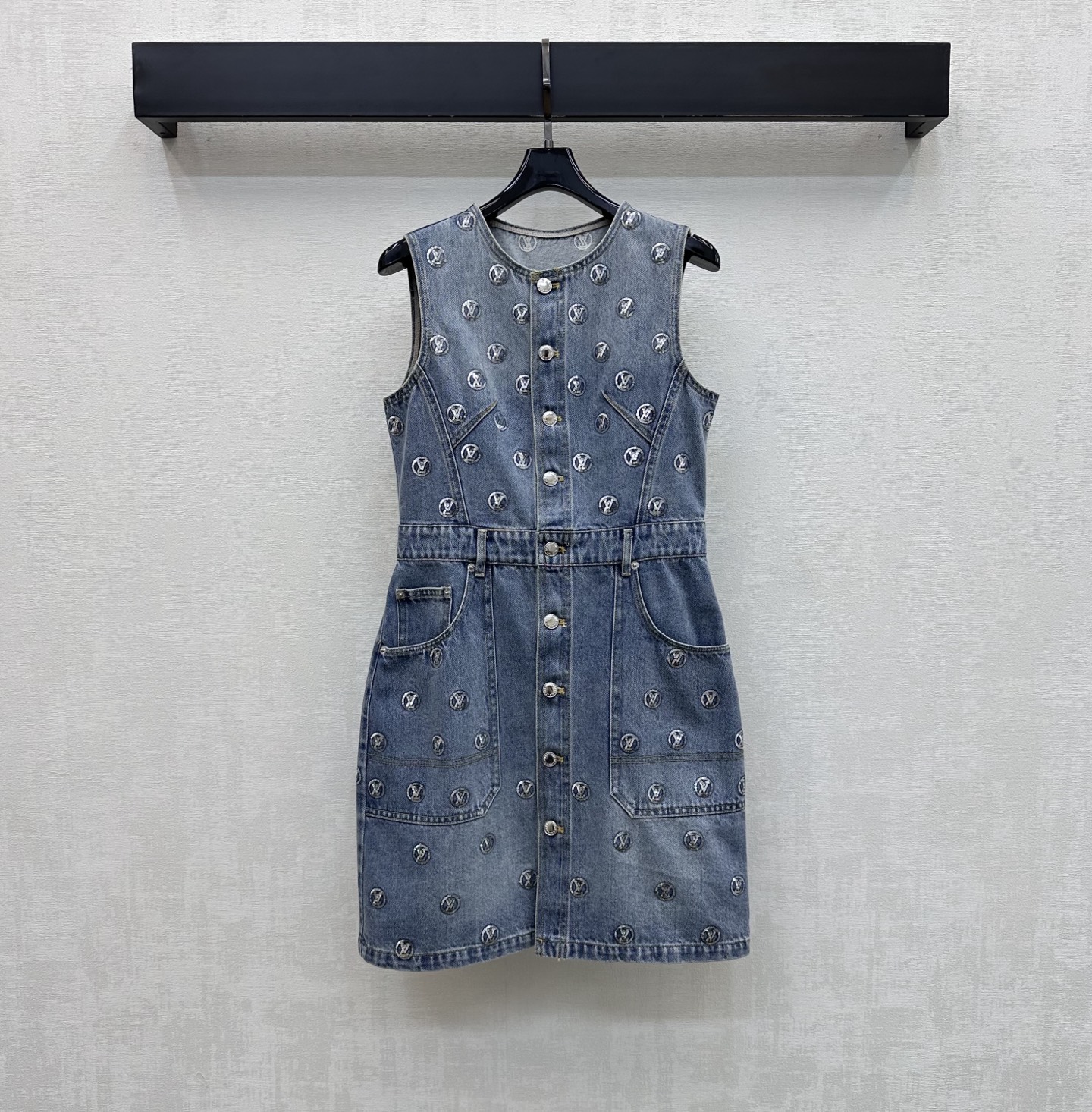NO:864906,Louis Vuitto*2026 new arrivals embroidered sequined denim vest dress customized with YB imported twill cotton denim material. Stiff and stylish. The whole body is covered with sequins to outline the iconic letter embroidery logo decoration. Highlighting the brand tone. The waist-cut version is adjusted with the placket letter-engraved round buckle to add layering to the look. The development of surface accessories. Round-neck vest skirt cut. Fashionable for commuting and dating. High version, louis vuitton, skirts,19860909Louis Vuitto*2026新品上架刺绣亮片牛仔背心裙定制YB进口斜纹棉牛仔材质 挺括有型 通体满铺亮片勾勒出标志性字母刺绣徽标装饰 彰显品牌调性 收腰版型裁剪与开襟字母刻印圆扣调节呼应 增添造型层次感 面辅料开发 圆领背心裙剪裁 通勤约会出彩时髦 高版本,,louis vuitton,skirts,,Women's clothing