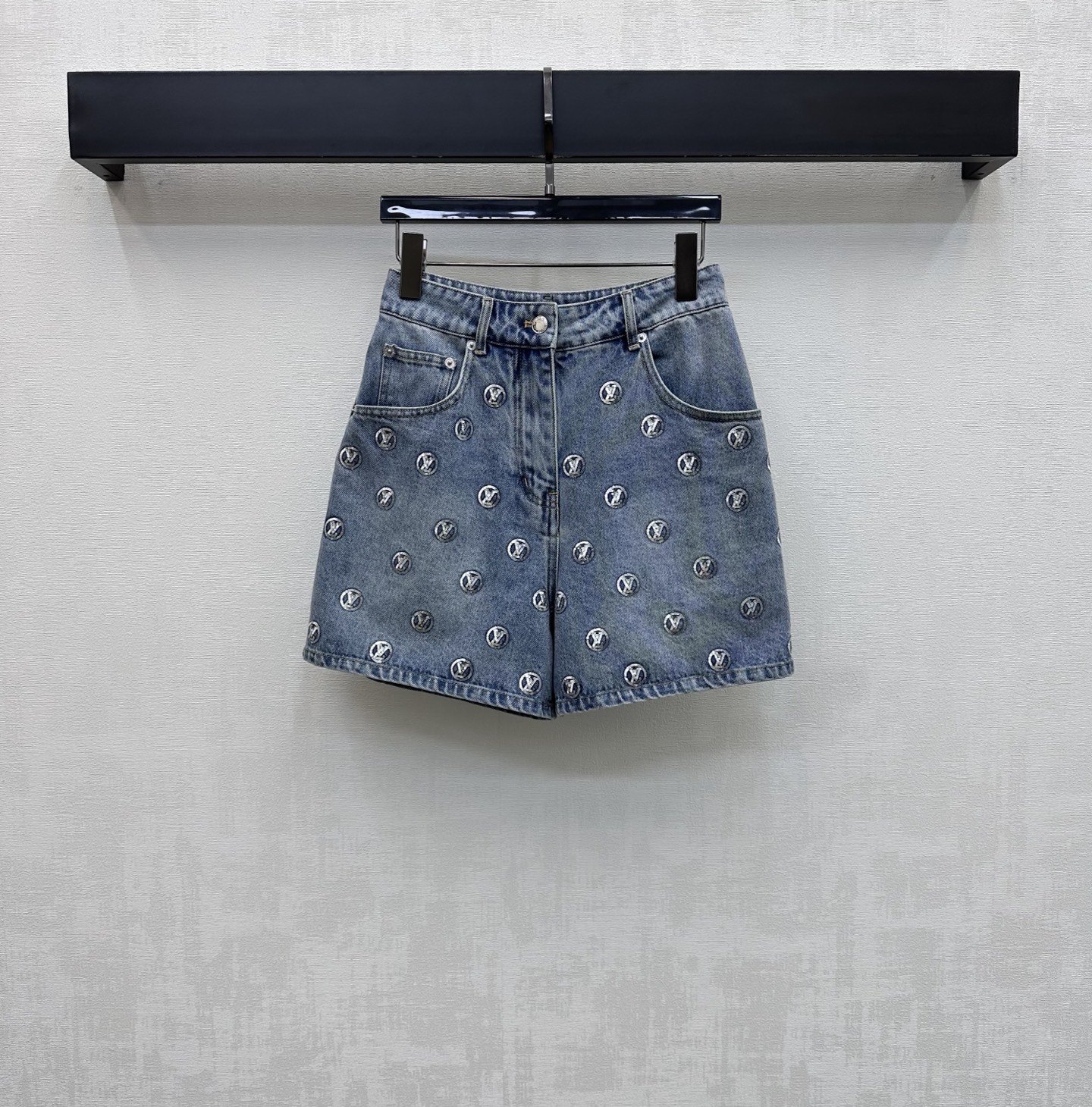 NO:864926,Louis Vuitto*2026 new arrivals embroidered sequined denim shorts, customized with YB imported twill cotton denim material. Stiff and stylish. The whole body is covered with sequins to outline the iconic letter embroidered logo decoration. Highlight the brand tone. Symmetrical pockets and letter-engraved round buckles can be adjusted to add layering to the look. Surface accessories development. High-waisted buttoned straight shorts cut. Can be paired with vests from the same series. The complete set is stunning and fashionable. High version, louis  vuitton,shorts,19860909Louis Vuitto*2026新品上架刺绣亮片牛仔短裤定制YB进口斜纹棉牛仔材质 挺括有型 通体满铺亮片勾勒出标志性字母刺绣徽标装饰 彰显品牌调性 对称插兜口袋与字母刻印圆扣调节呼应 增添造型层次感 面辅料开发 高腰系扣直筒短裤裤剪裁 可搭配同系列马甲 成套单穿出彩时髦 高版本,,louis vuitton,shorts,,Women's clothing