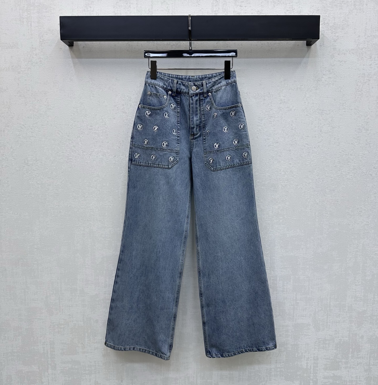 NO:864947,Louis Vuitto*2026 new products are on sale. Sequined patch pocket denim trousers are made of YB imported twill cotton denim material. Stiff and stylish. Double side patch pockets and back hip pocket sequins outline the iconic letter embroidery logo decoration. Highlight the brand tone. Symmetrical pockets and engraved round buckles adjust to add layering to the look. Surface accessories development. High waist buttoned straight trousers cut. Can be paired with vests from the same series. The complete set is stunning and fashionable. High version, louis  vuitton,19860909Louis Vuitto*2026新品上架亮片贴袋牛仔长裤定制YB进口斜纹棉牛仔材质 挺括有型 双侧贴袋与后臀口袋亮片勾勒出标志性字母刺绣徽标装饰 彰显品牌调性 对称插兜口袋与刻印圆扣调节呼应 增添造型层次感 面辅料开发 高腰系扣直筒长裤剪裁 可搭配同系列马甲 成套单穿出彩时髦 高版本,,louis vuitton,,Women's clothing