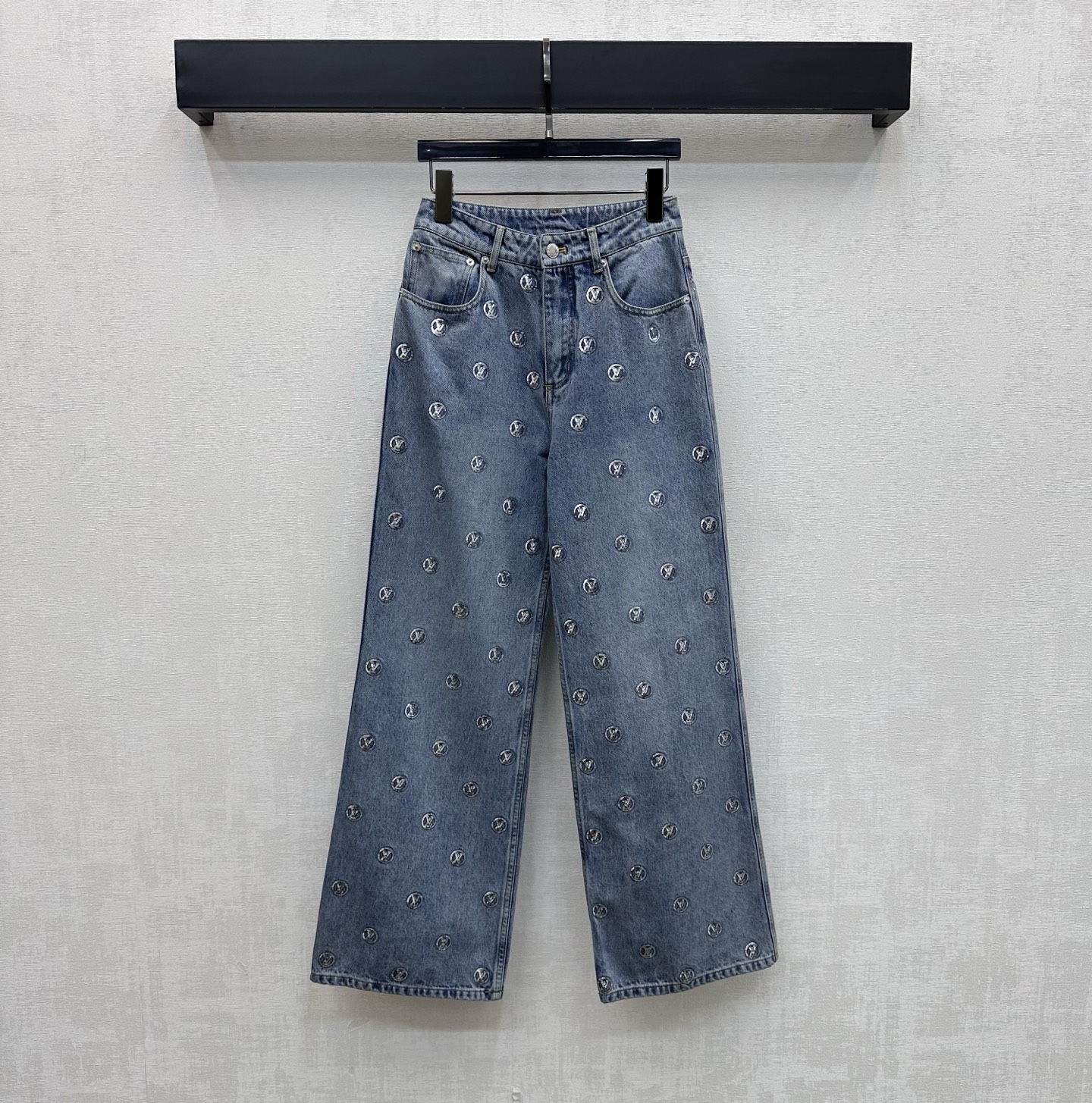 NO:864867,Louis Vuitto*2026 new arrivals embroidered sequined denim trousers customized with YB imported twill cotton denim material. Stiff and stylish. The whole body is covered with sequins to outline the iconic letter embroidered logo decoration. Highlight the brand tone. Symmetrical pockets and letter-engraved round buckles can be adjusted to add layering to the look. Surface accessories development. High-waisted buttoned straight trousers can be paired with vests from the same series. The set is stunning and fashionable when worn alone. High version, Louis Vuitton,19860909Louis Vuitto*2026新品上架刺绣亮片牛仔长裤定制YB进口斜纹棉牛仔材质 挺括有型 通体满铺亮片勾勒出标志性字母刺绣徽标装饰 彰显品牌调性 对称插兜口袋与字母刻印圆扣调节呼应 增添造型层次感 面辅料开发 高腰系扣直筒长裤剪裁 可搭配同系列马甲 成套单穿出彩时髦 高版本,,louis vuitton,,Women's clothing