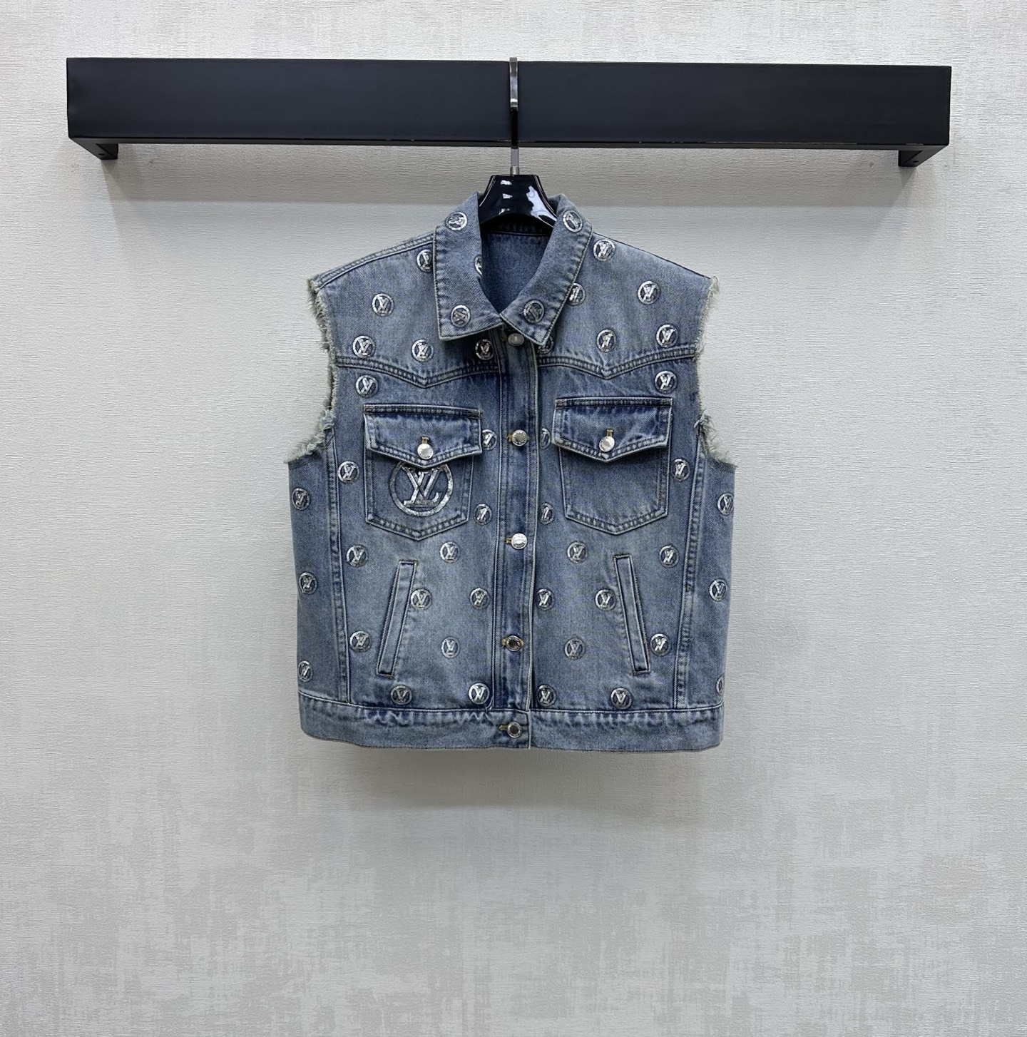 NO:864888,Louis Vuitto*2026 new products are on the shelves. Embroidered sequined denim vest is made of YB imported twill cotton denim material. It is crisp and stylish. The whole body is covered with sequins to outline the iconic letter embroidered logo decoration. It highlights the brand tone. The symmetrical flap pocket on the chest echoes with the round button with letter engraved placket to add layering to the look. The development of surface accessories. The lapel short waistcoat is cut. Can be paired with the long shorts of the same series. The complete set is outstanding and fashionable. High version, louis  vuitton,shorts,19860909Louis Vuitto*2026新品上架刺绣亮片牛仔马甲定制YB进口斜纹棉牛仔材质 挺括有型 通体满铺亮片勾勒出标志性字母刺绣徽标装饰 彰显品牌调性 胸前对称翻盖口袋与开襟字母刻印圆扣调节呼应 增添造型层次感 面辅料开发 翻领短款马甲剪裁 可搭配同系列长短裤 成套单穿出彩时髦 高版本,,louis vuitton,shorts,,Women's clothing