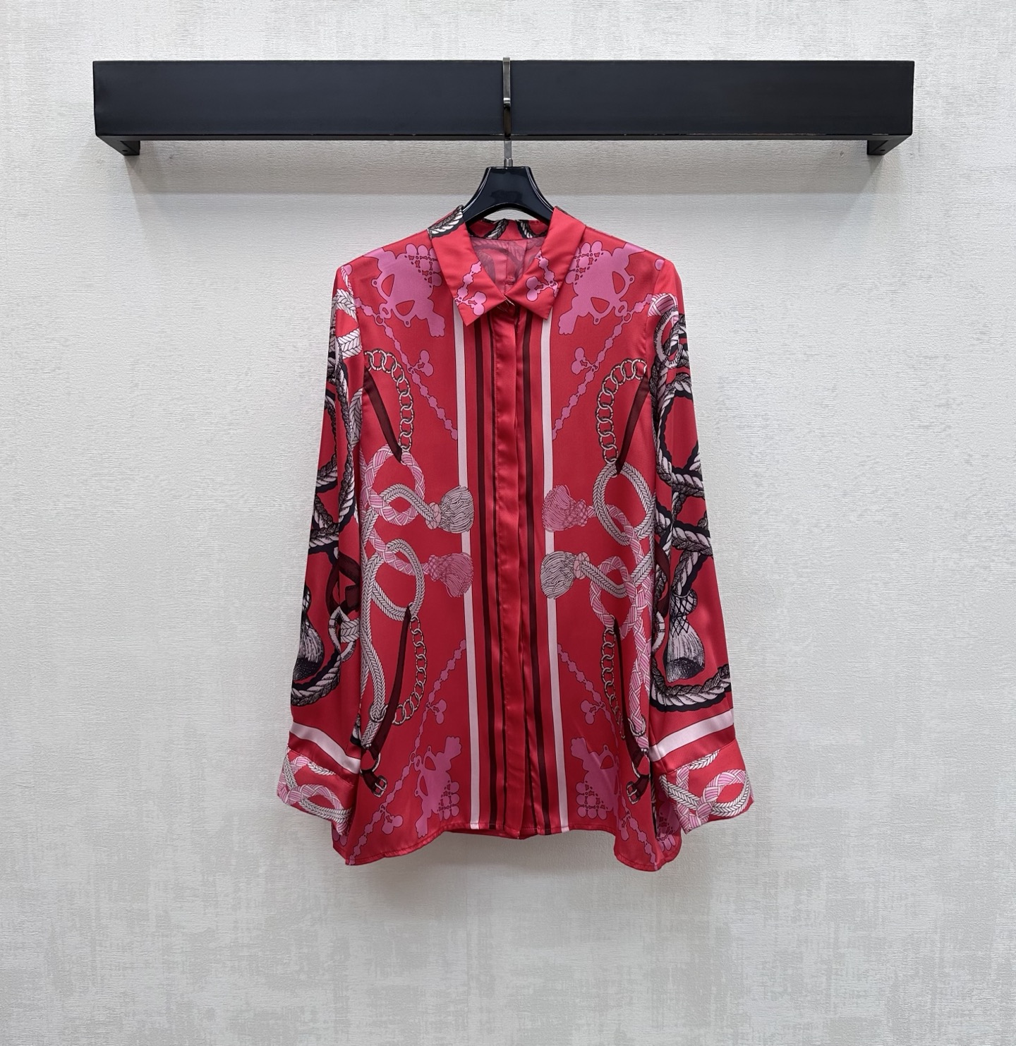 NO:864808,Herme* 2026 new arrival silk printed shirt customized YB imported mulberry silk fabric Smooth and skin-friendly texture Good breathability Rich true red tone Strong visual impact Eye-catching Full-body artistic printed line pattern Highlights the brand tone Hidden placket button adjustment design Adds style layering Development of surface accessories Lapel long-sleeved shirt tailoring Can be paired with trousers from the same series Can be easily controlled whether it is daily commuting, dating or attending a party, showing confident charm  High version-,,hermes,real silk,19860909Herme*2026新品上架真丝印花衬衣定制YB进口桑蚕丝面料 质地顺滑亲肤 透气性佳 浓郁正红色调 视觉冲击力强 吸睛满分 全身满印艺术性印花线条图案 彰显品牌调性 隐藏式开襟纽扣调节设计 增添造型层次感 面辅料开发 翻领长袖衬衣剪裁 可搭配同系列长裤 无论是日常通勤约会还是参加派对 都能轻松驾驭 展现自信魅力 高版本-,,hermes,real silk,,Women's clothing