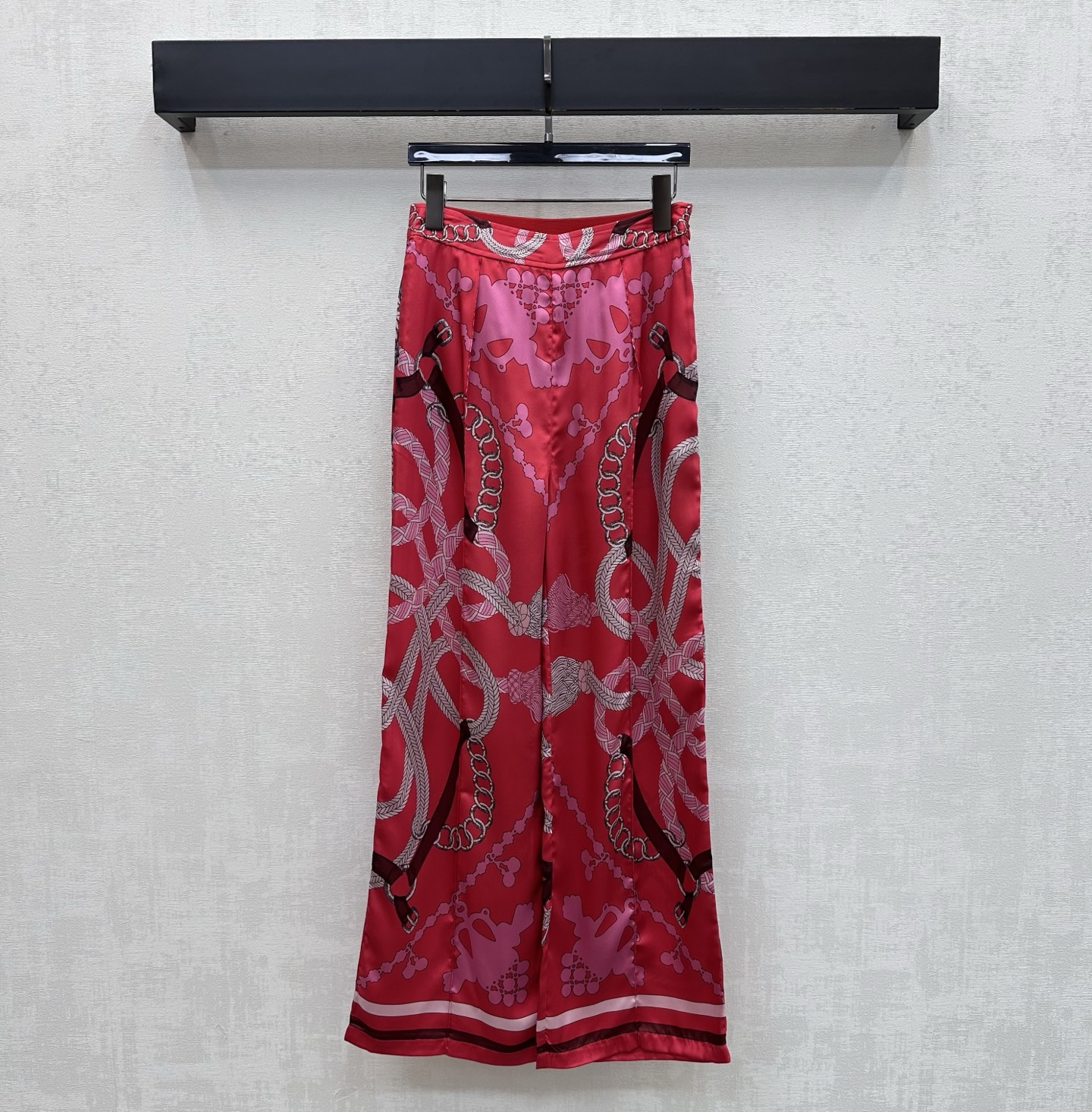 NO:864795,Herme* 2026 new arrival silk printed straight trousers, customized YB imported mulberry silk fabric, smooth and skin-friendly texture, good breathability, rich red tone, strong visual impact, eye-catching, artistic printed line pattern printed all over the body to highlight the brand tone, striped contrasting waist design, webbing adjustment design, adding layering to the look, surface accessories development, high-waisted straight trousers cut, can be matched with the same series of shirts, whether it is daily commuting, dating or attending a party, it can be easily controlled, showing confident charm.  High version-,,hermes,real silk,19860909Herme*2026新品上架真丝印花直筒长裤定制YB进口桑蚕丝面料 质地顺滑亲肤 透气性佳 浓郁正红色调 视觉冲击力强 吸睛满分 全身满印艺术性印花线条图案 彰显品牌调性 条纹撞色腰头设计织带调节设计 增添造型层次感 面辅料开发 高腰直筒长裤剪裁 可搭配同系列衬衣 无论是日常通勤约会还是参加派对 都能轻松驾驭 展现自信魅力 高版本-,,hermes,real silk,,Women's clothing