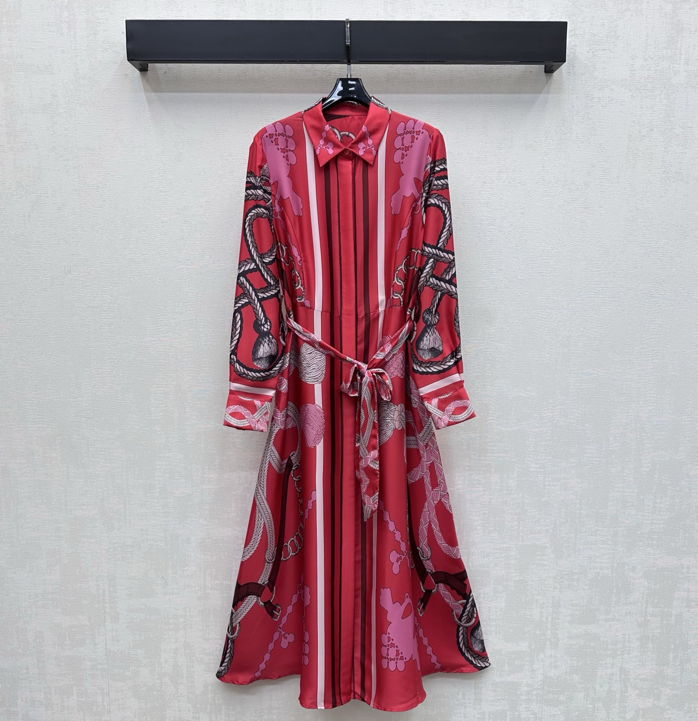 NO:864832,Herme*2026 new arrival silk printed shirt dress, customized YB imported mulberry silk fabric, smooth and skin-friendly texture, good breathability, rich red tone, strong visual impact, eye-catching, artistic printed line pattern printed all over the body, highlighting the brand tone, retro and modern, highly brand recognizable, classic lapel design with waist tie, freely adjustable waist, adding layering to the look, perfect flesh-covering effect, elegant length and calf, development of surface accessories  Lapel shirt dress tailoring. Whether it is daily commuting, dating or attending a party, you can easily control it and show your confidence and charm. High version-,,hermes,skirts,real silk,19860909Herme*2026新品上架真丝印花衬衣裙定制YB进口桑蚕丝面料 质地顺滑亲肤 透气性佳 浓郁正红色调 视觉冲击力强 吸睛满分 全身满印艺术性印花线条图案 彰显品牌调性 复古又摩登 极具品牌辨识度 经典翻领设计搭配腰部系带 自由调节腰身 增添造型层次感 遮肉效果满分 长度及小腿优雅大方 面辅料开发 翻领衬衣裙剪裁 无论是日常通勤约会还是参加派对 都能轻松驾驭 展现自信魅力 高版本-,,hermes,skirts,real silk,,Women's clothing