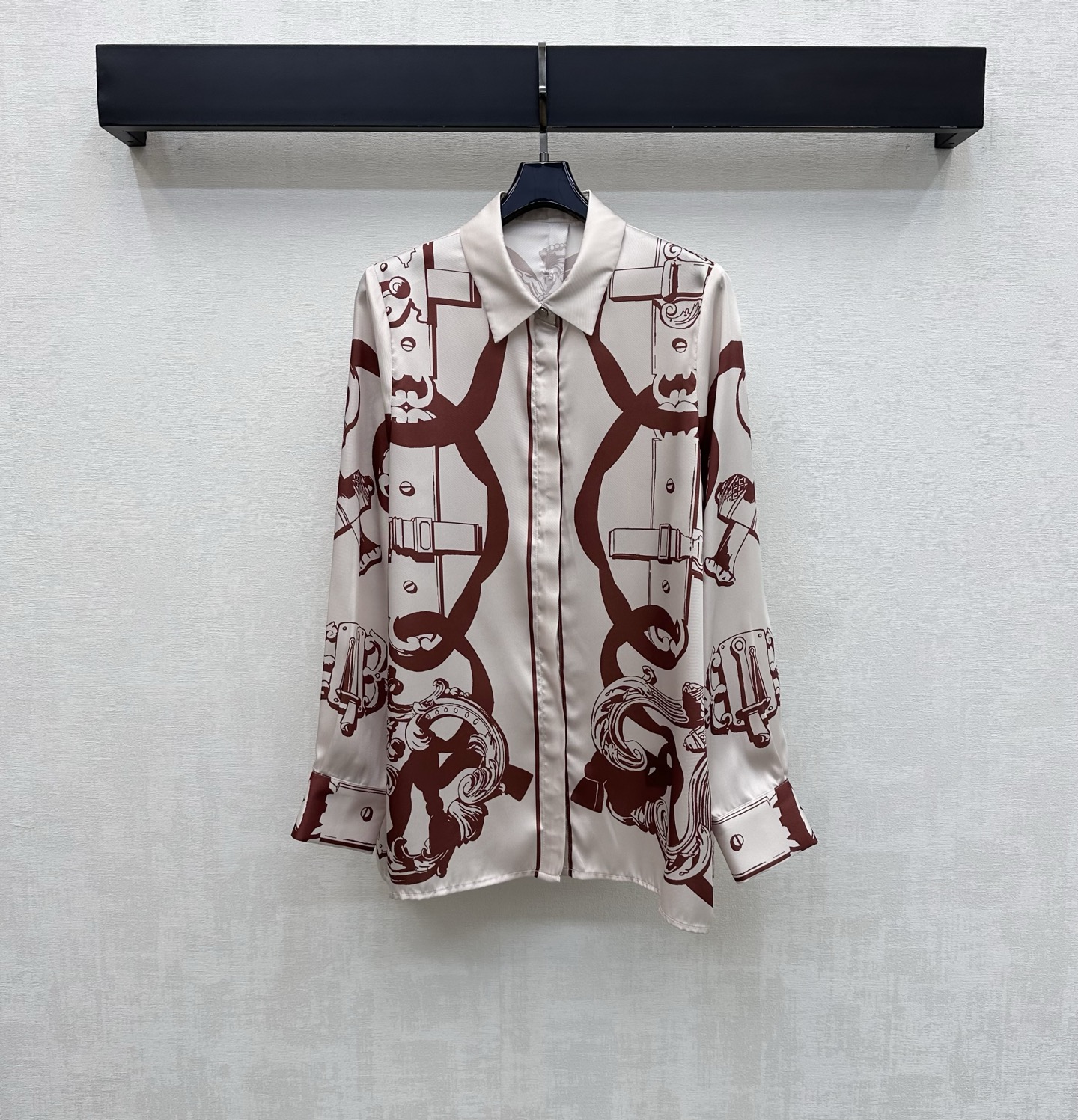 NO:864866,Herme* 2026 new arrival silk printed shirt customized YB imported mulberry silk fabric Smooth and skin-friendly texture Good breathability Rich true red tone Strong visual impact Eye-catching Full-body artistic printed line pattern Highlights the brand tone Hidden placket button adjustment design Adds style layering Development of surface accessories Lapel long-sleeved shirt tailoring Can be paired with trousers from the same series Can be easily controlled whether it is daily commuting, dating or attending a party, showing confident charm  High version-,,hermes,real silk,19860909Herme*2026新品上架真丝印花衬衣定制YB进口桑蚕丝面料 质地顺滑亲肤 透气性佳 浓郁正红色调 视觉冲击力强 吸睛满分 全身满印艺术性印花线条图案 彰显品牌调性 隐藏式开襟纽扣调节设计 增添造型层次感 面辅料开发 翻领长袖衬衣剪裁 可搭配同系列长裤 无论是日常通勤约会还是参加派对 都能轻松驾驭 展现自信魅力 高版本-,,hermes,real silk,,Women's clothing
