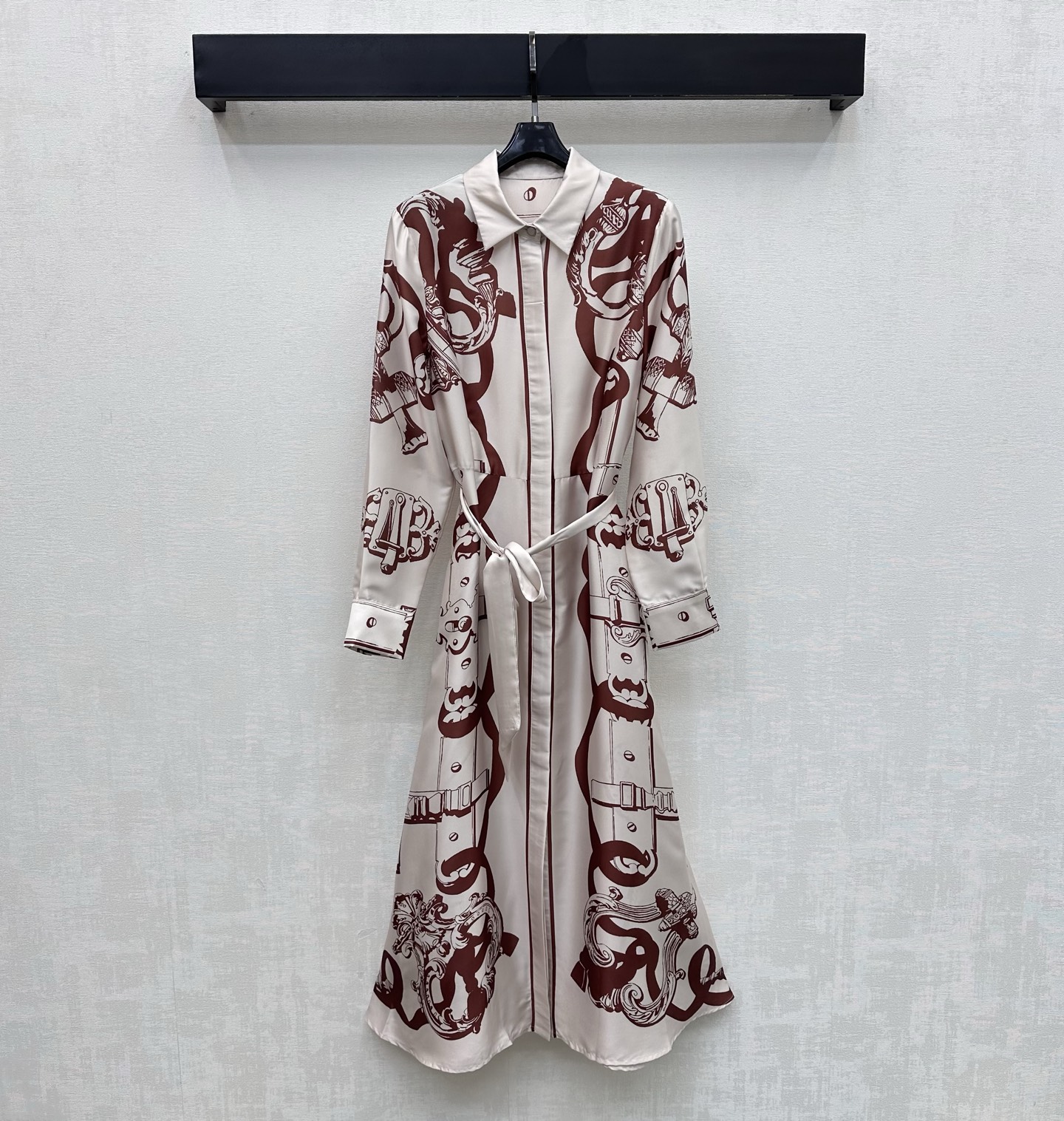 NO:864886,Herme*2026 new arrival silk printed belt shirt dress customized YB imported 100% mulberry silk material, comfortable texture, draped and breathable. The whole body is made of artistic line printing elements, which instantly brightens the overall rich visual effect and highlights the brand tone. The hidden placket button adjustment is used to match the fabric belt outline design to add layering to the shape. Surface accessories development. Lapel long-sleeved dress tailoring. Easily wear it for daily street or vacation, giving an elegant and relaxed atmosphere.  High version-,,hermes,skirts,real silk,19860909Herme*2026新品上架真丝印花腰带衬衣裙定制YB进口百分百桑蚕丝材质 质感舒适 垂顺透气 通体采用艺术感线条印花元素 瞬间点亮整体丰富视觉效果 彰显品牌调性 沿用隐藏式开襟纽扣调节配合本布腰带勾勒设计 增添造型层次感 面辅料开发 翻领长袖连衣裙剪裁 日常出街还是度假轻松穿出优雅松弛氛围感  高版本-,,hermes,skirts,real silk,,Women's clothing