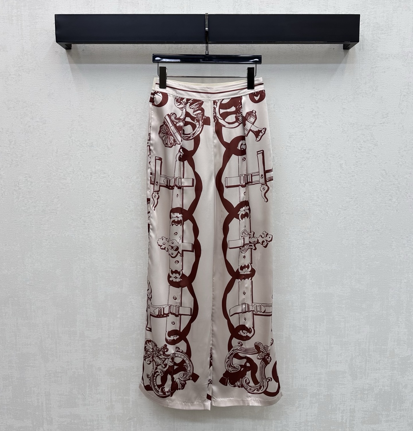 NO:864854,Herme*2026 new products are on the shelves. Silk printed straight trousers are customized. YB imported mulberry silk fabric. The texture is smooth and skin-friendly. Artistic printed line patterns are printed all over the body to highlight the brand tone. Striped contrast waist design. Webbing adjustment design adds layering to the look. Surface accessories development. High-waist straight trousers cut. Can be matched with shirts of the same series. Can be easily controlled whether it is daily commuting, dating or attending a party. Show confidence and charm. High version -,, hermes, real silk,19860909Herme*2026新品上架真丝印花直筒长裤定制YB进口桑蚕丝面料 质地顺滑亲肤 全身满印艺术性印花线条图案 彰显品牌调性 条纹撞色腰头设计织带调节设计 增添造型层次感 面辅料开发 高腰直筒长裤剪裁 可搭配同系列衬衣 无论是日常通勤约会还是参加派对 都能轻松驾驭 展现自信魅力 高版本-,,hermes,real silk,,Women's clothing