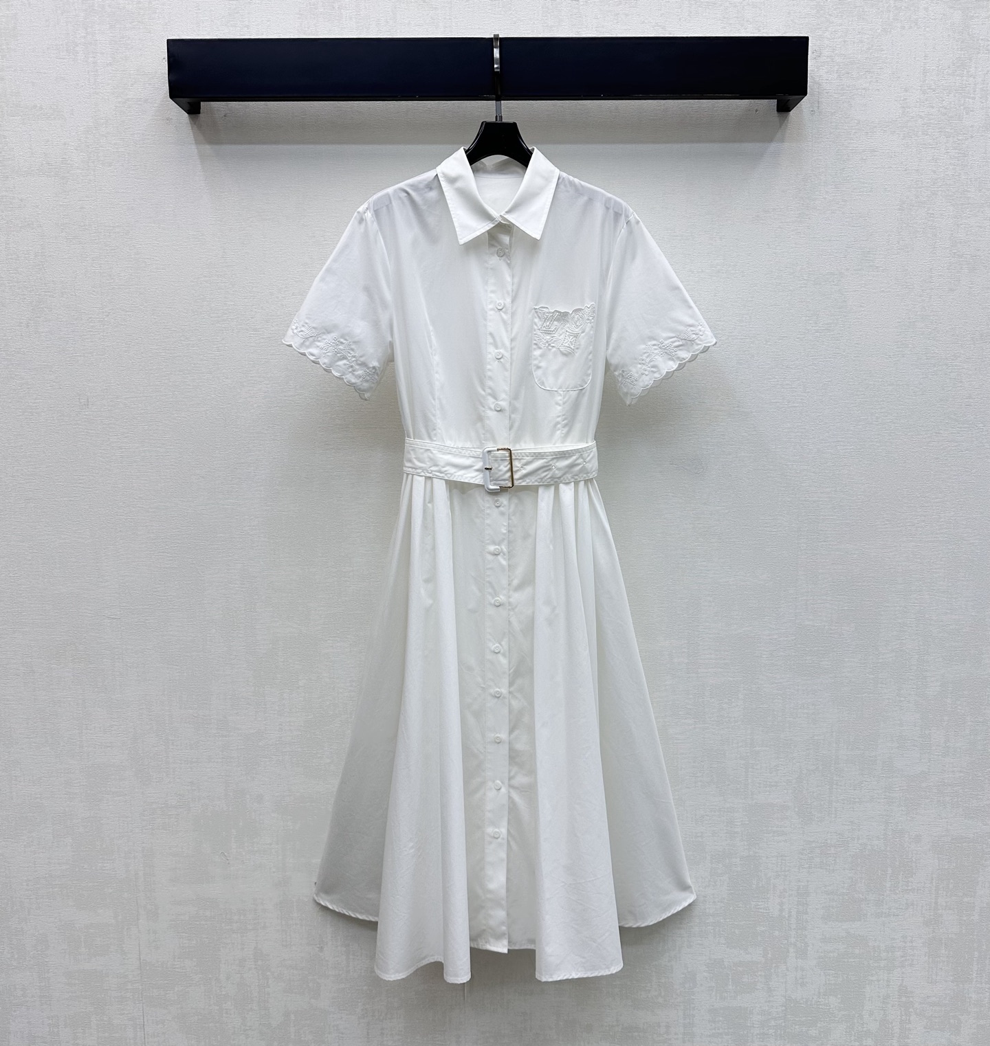NO:864907,Louis Vuitto*2026 New Arrival Embroidered Belt Dress Customized YB imported twill cotton material Light and soft texture, skin-friendly and breathable Use exquisite embroidery craft splicing design Use the placket button to adjust the elasticity of the fabric belt to outline the graceful waistline and add layering to the look The iconic four-leaf clover letter hollow logo is embellished on the chest pocket and cuffs to highlight the brand's tone Surface accessories development Lapel short-sleeved shirt dress tailoring  The A-line pleated skirt is loose and elegant. You can easily create a French resort style when wearing it for commuting and dating. High version, louis vuitton, skirts, T-shirt,19860909Louis Vuitto*2026新品上架绣花腰带连衣裙定制YB进口斜纹全棉材质 质地轻盈柔软 触感亲肤透气 沿用精致刺绣工艺拼接设计 配合开襟纽扣本布腰带自由调节松紧处理 勾勒出曼妙腰线 增添造型层次感 标志性四叶草字母镂空徽标点缀于胸前口袋与袖口处 彰显品牌调性 面辅料开发 翻领短袖衬衣裙剪裁 A字压褶裙摆宽松飘逸 通勤约会穿搭轻松打造法式度假风  高版本,,louis vuitton,skirts,T-shirt,,Women's clothing