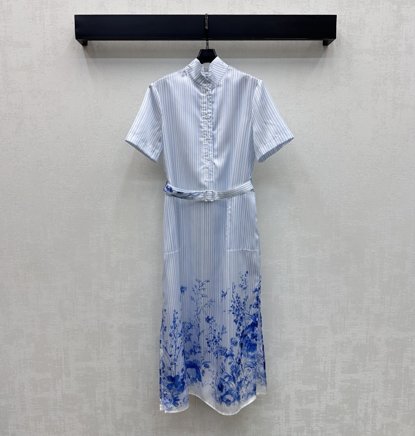 NO:866634,Dio*2026 new products are on the shelves. New Chinese-style short-sleeved dress. Customized YB imported twill cotton fabric. The texture is light and breathable. It feels soft and skin-friendly. The upper part adopts exquisite blue and white vertical stripes texture, which gives a visual sense of vertical extension. The lower part is spliced with blue and white porcelain flower and butterfly print elements. It is like wearing an ancient painting on the body. The perforated belt of this cloth can be adjusted to outline the body shape, breaking the monotony and adding visual layering and artistic sense. Development of surface accessories. Cutting of stand-up collar short-sleeved dress.  Easily create a new Chinese style outfit and become a gentle and refined oriental beauty. High version, dior, skirts, T-shirt,19860909Dio*2026新品上架新中式短袖连衣裙定制YB进口斜纹棉面料 质地轻盈透气 触感软糯亲肤 上半部分采用精致的蓝白竖条纹肌理 视觉上更具纵向延伸感 下半部分拼接青花瓷花卉与蝴蝶印花元素 如同将一幅古风画卷穿在身上 本布穿孔腰带调节勾勒身型 打破单调增加视觉层次与艺术感 面辅料开发 立领短袖连衣裙剪裁 轻松打造新中式国风穿搭 做个温婉又精致的东方佳人   高版本,,dior,skirts,T-shirt,,Women's clothing