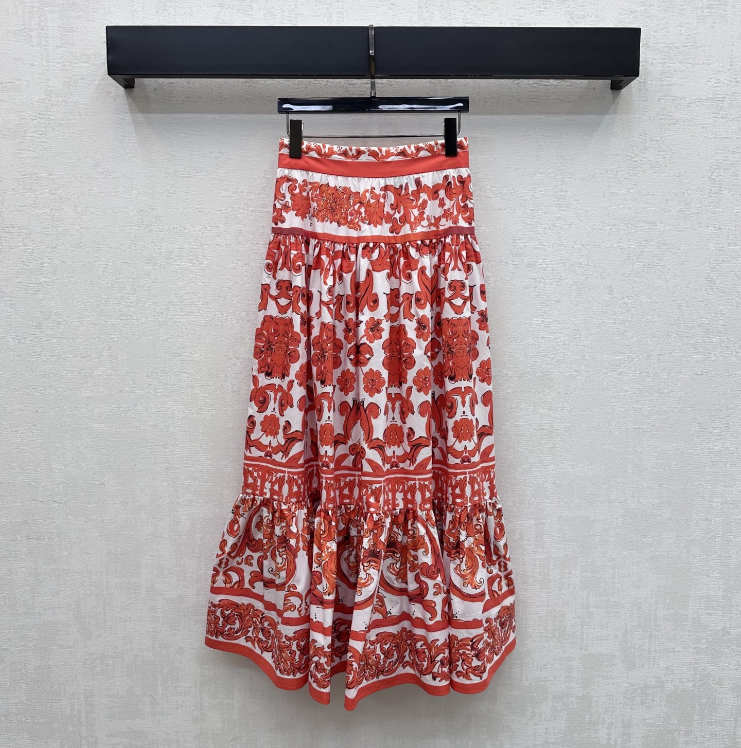 NO:866605,DG*2026 new products are on the shelves. Baroque printed skirt is made of customized YB imported twill cotton material. The texture is light and breathable. It feels soft and skin-friendly. Large area of ​​retro red Baroque pattern printing pattern throughout the body highlights the brand tone. Exquisite red binding design and splicing pleated skirt cutting process. Surface and accessories development. High-waisted umbrella skirt pattern tailoring. Easily match and match to create Italian retro style. High version, skirts,19860909DG*2026新品上架巴洛克印花半裙定制YB进口斜纹全棉材质 质地轻盈透气 触感软糯亲肤 通体大面积复古红巴洛克花纹印花图案 彰显品牌调性 精致红色包边设计与拼接压褶裙摆裁剪处理 面辅料开发 高腰伞状半裙版型剪裁 随意搭配穿搭轻松打造意式复古风 高版本,,skirts,,Women's clothing