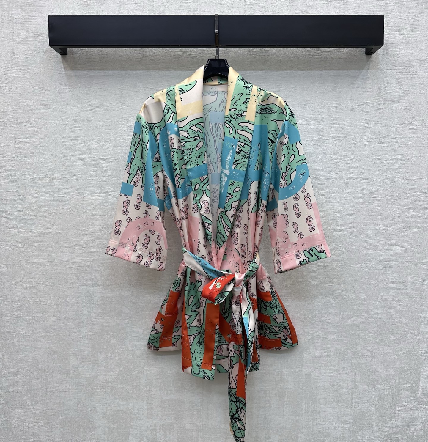 NO:866583,Chane*2026 New Arrival Art Print Belt Nightgown Customized YB Imported Mulberry Silk Blended Material Light and Elegant Texture Smooth and Cool to the Touch With a Slight Natural Drape Classic Pink Green Blue Orange Art Graffiti Print Elements Rich Colors But Not Cluttery The upper body has a romantic and casual island vacation atmosphere Personalized printed letter logo is integrated into the embellishment to highlight the brand tone Open placket design is matched with the fabric laces to adjust the waist and fit. Surface accessories development Kimono Nightgown pattern tailoring  Can be paired with long shorts of the same series. It is easy to create a French high-end style when worn as a set. High version 2 colors 36 38 40,,chanel,shorts,19860909Chane*2026新品上架艺术印花腰带睡袍定制YB进口桑蚕丝混纺材质 质地轻盈飘逸 触感顺滑凉爽 带有微微自然垂坠感 经典粉绿蓝橙艺术涂鸦印花元素 色彩丰富但不杂乱 上身自带浪漫随性海岛度假氛围 个性印花字母徽标融入点缀 彰显品牌调性 开襟版型设计配合本布系带调节收腰包容身型 面辅料开发 和服睡袍版型剪裁 可搭配同系列长短裤 成套穿搭轻松打造法式高级风  高版本2色36 38 40,,chanel,shorts,,Women's clothing