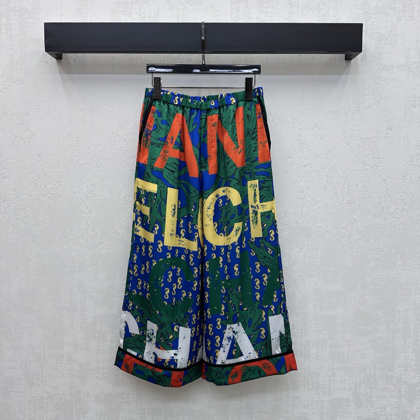 NO:866628,Chane*2026 new arrivals art printed straight trousers, customized YB imported mulberry silk blended material, light and elegant texture, smooth and cool to the touch, with a slight natural drape. Classic pink, green, blue and orange artistic graffiti printing elements. Colorful but not cluttered. The upper body has a romantic and casual island vacation atmosphere. The personalized printed letter logo is integrated into the embellishment to highlight the brand tone. The high-waisted elastic design is highly tolerant. Easily outline the waistline and elongate the leg proportions. Development of surface accessories  High-waisted wide-leg trousers. Can be paired with shirts from the same series. Wear as a set to easily create a French high-end style. High version 2 colors 36 38 40,,chanel,19860909Chane*2026新品上架艺术印花直筒长裤定制YB进口桑蚕丝混纺材质 质地轻盈飘逸 触感顺滑凉爽 带有微微自然垂坠感 经典的粉绿蓝橙艺术涂鸦印花元素 色彩丰富但不杂乱 上身自带浪漫随性海岛度假氛围 个性印花字母徽标融入点缀 彰显品牌调性 高腰松紧设计包容性强 轻松勾勒腰线拉长腿部比例 面辅料开发 高腰阔腿长裤剪裁 可搭配同系列衬衣 成套穿搭轻松打造法式高级风  高版本2色36 38 40,,chanel,,Women's clothing