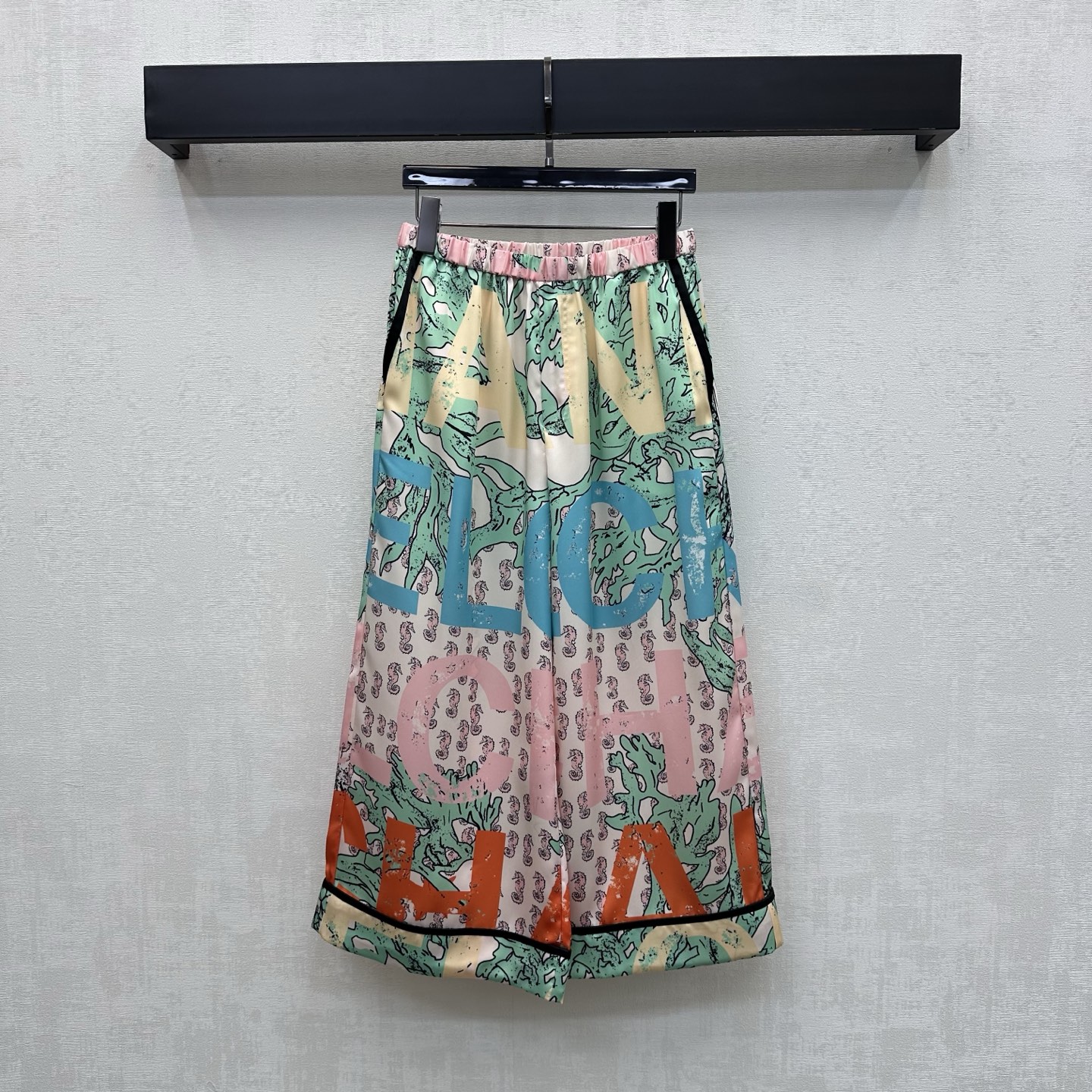 NO:866564,Chane*2026 new arrivals art printed straight trousers, customized YB imported mulberry silk blended material, light and elegant texture, smooth and cool to the touch, with a slight natural drape. Classic pink, green, blue and orange artistic graffiti printing elements. Colorful but not cluttered. The upper body has a romantic and casual island vacation atmosphere. The personalized printed letter logo is integrated into the embellishment to highlight the brand tone. The high-waisted elastic design is highly tolerant. Easily outline the waistline and elongate the leg proportions. Development of surface accessories  High-waisted wide-leg trousers. Can be paired with shirts from the same series. Wear as a set to easily create a French high-end style. High version 2 colors 36 38 40,,chanel,19860909Chane*2026新品上架艺术印花直筒长裤定制YB进口桑蚕丝混纺材质 质地轻盈飘逸 触感顺滑凉爽 带有微微自然垂坠感 经典的粉绿蓝橙艺术涂鸦印花元素 色彩丰富但不杂乱 上身自带浪漫随性海岛度假氛围 个性印花字母徽标融入点缀 彰显品牌调性 高腰松紧设计包容性强 轻松勾勒腰线拉长腿部比例 面辅料开发 高腰阔腿长裤剪裁 可搭配同系列衬衣 成套穿搭轻松打造法式高级风  高版本2色36 38 40,,chanel,,Women's clothing