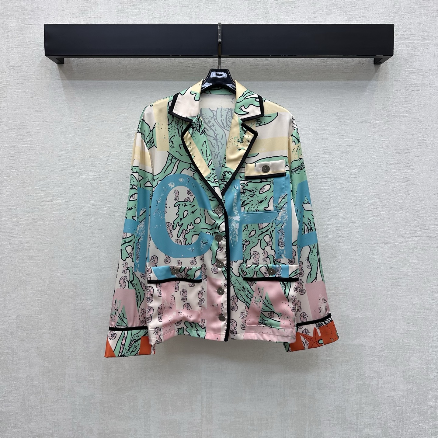 NO:866573,Chane*2026 New Arrival Art Print Lapel Shirt Customized YB Imported Mulberry Silk Blended Material Light and Elegant Texture Smooth and Cool to the Touch With a Slight Natural Drape Classic Pink Green Blue Orange Art Graffiti Print Elements Rich Colors But Not Cluttery The upper body has a romantic and casual island vacation atmosphere Personalized printed letter logo is integrated into the embellishment to highlight the brand tone The V-neck version design is highly inclusive Surface accessories development Lapel long-sleeved shirt tailoring Can be paired with long shorts of the same series  Easily create a French high-end style by wearing a complete set. High version 2 colors 36 38 40,,chanel,shorts,shirts,19860909Chane*2026新品上架艺术印花翻领衬衣定制YB进口桑蚕丝混纺材质 质地轻盈飘逸 触感顺滑凉爽 带有微微自然垂坠感 经典粉绿蓝橙艺术涂鸦印花元素 色彩丰富但不杂乱 上身自带浪漫随性海岛度假氛围 个性印花字母徽标融入点缀 彰显品牌调性 V领版型设计包容性强 面辅料开发 翻领长袖衬衫剪裁 可搭配同系列长短裤 成套穿搭轻松打造法式高级风  高版本2色36 38 40,,chanel,shorts,shirts,,Women's clothing