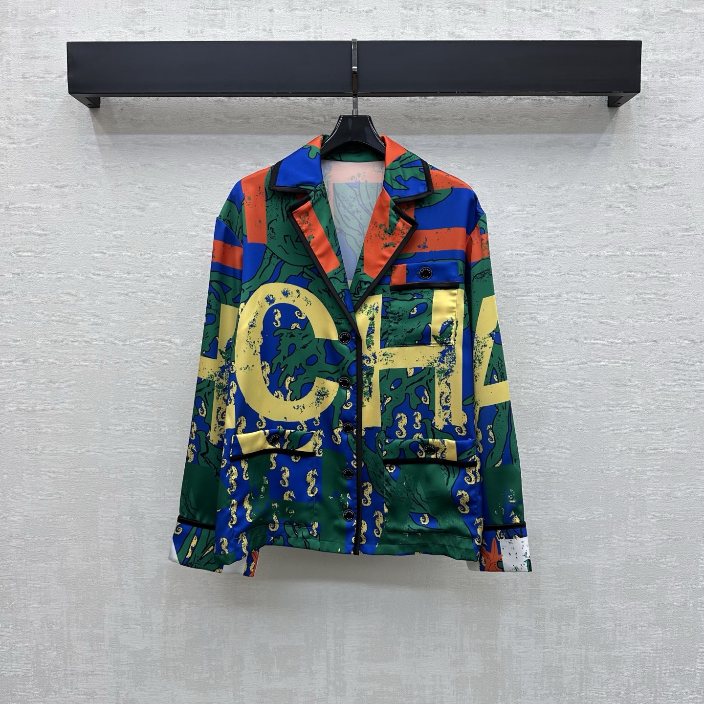 NO:866642,Chane*2026 New Arrival Art Print Lapel Shirt Customized YB Imported Mulberry Silk Blended Material Light and Elegant Texture Smooth and Cool to the Touch With a Slight Natural Drape Classic Pink Green Blue Orange Art Graffiti Print Elements Rich Colors But Not Cluttery The upper body has a romantic and casual island vacation atmosphere Personalized printed letter logo is integrated into the embellishment to highlight the brand tone The V-neck version design is highly inclusive Surface accessories development Lapel long-sleeved shirt tailoring Can be paired with long shorts of the same series  Easily create a French high-end style by wearing a complete set. High version 2 colors 36 38 40,,chanel,shorts,shirts,19860909Chane*2026新品上架艺术印花翻领衬衣定制YB进口桑蚕丝混纺材质 质地轻盈飘逸 触感顺滑凉爽 带有微微自然垂坠感 经典粉绿蓝橙艺术涂鸦印花元素 色彩丰富但不杂乱 上身自带浪漫随性海岛度假氛围 个性印花字母徽标融入点缀 彰显品牌调性 V领版型设计包容性强 面辅料开发 翻领长袖衬衫剪裁 可搭配同系列长短裤 成套穿搭轻松打造法式高级风  高版本2色36 38 40,,chanel,shorts,shirts,,Women's clothing