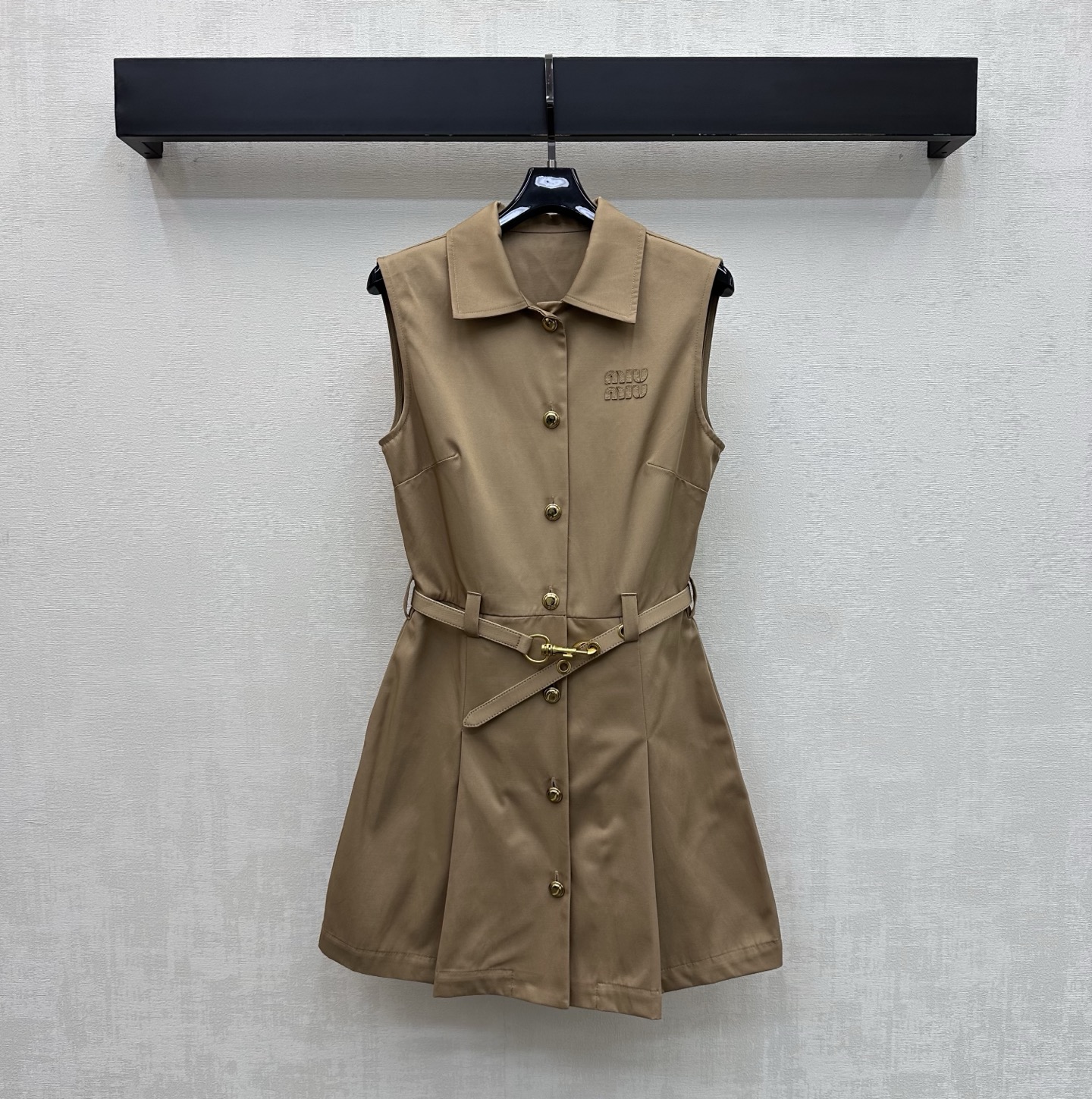 NO:866572,Miumi*2026 new arrival lapel belt dress customized YB imported suit fabric texture is crisp and stylish. Classic khaki and dark navy are available in two colors. Clean and high-end, no choice about skin color. The upper body has a cool and elegant urban atmosphere. The sleeveless version is refreshing and neat. It is matched with the placket and single row of metal buttons to adjust the buckle belt to outline the shape design, outline the graceful waistline and add layering to the look. The chest is embellished with the iconic letter logo decoration to highlight the brand tone. Development of surface accessories  The lapel vest dress is cut with an A-line hem that is loose and elegant. It covers the flesh and makes you look slimmer. It is fashionable and advanced for daily commuting. High version in 2 colors,,miumiu,skirts,business suit,19860909Miumi*2026新品上架翻领腰带连衣裙定制YB进口西装面料质地挺括有型 经典卡其色与深藏青双色可选 干净高级不挑肤色 上身自带清冷优雅的都市氛围 无袖版型清爽利落 配合开襟单排金属纽扣调节卡扣腰带勾勒收型设计 勾勒出曼妙腰线 增添造型层次感 胸前点缀标志性字母徽标装饰 彰显品牌调性 面辅料开发 翻领背心裙剪裁 A字裙摆宽松飘逸 遮肉显瘦 日常通勤穿搭时髦高级  高版本2色,,miumiu,skirts,business suit,,Women's clothing