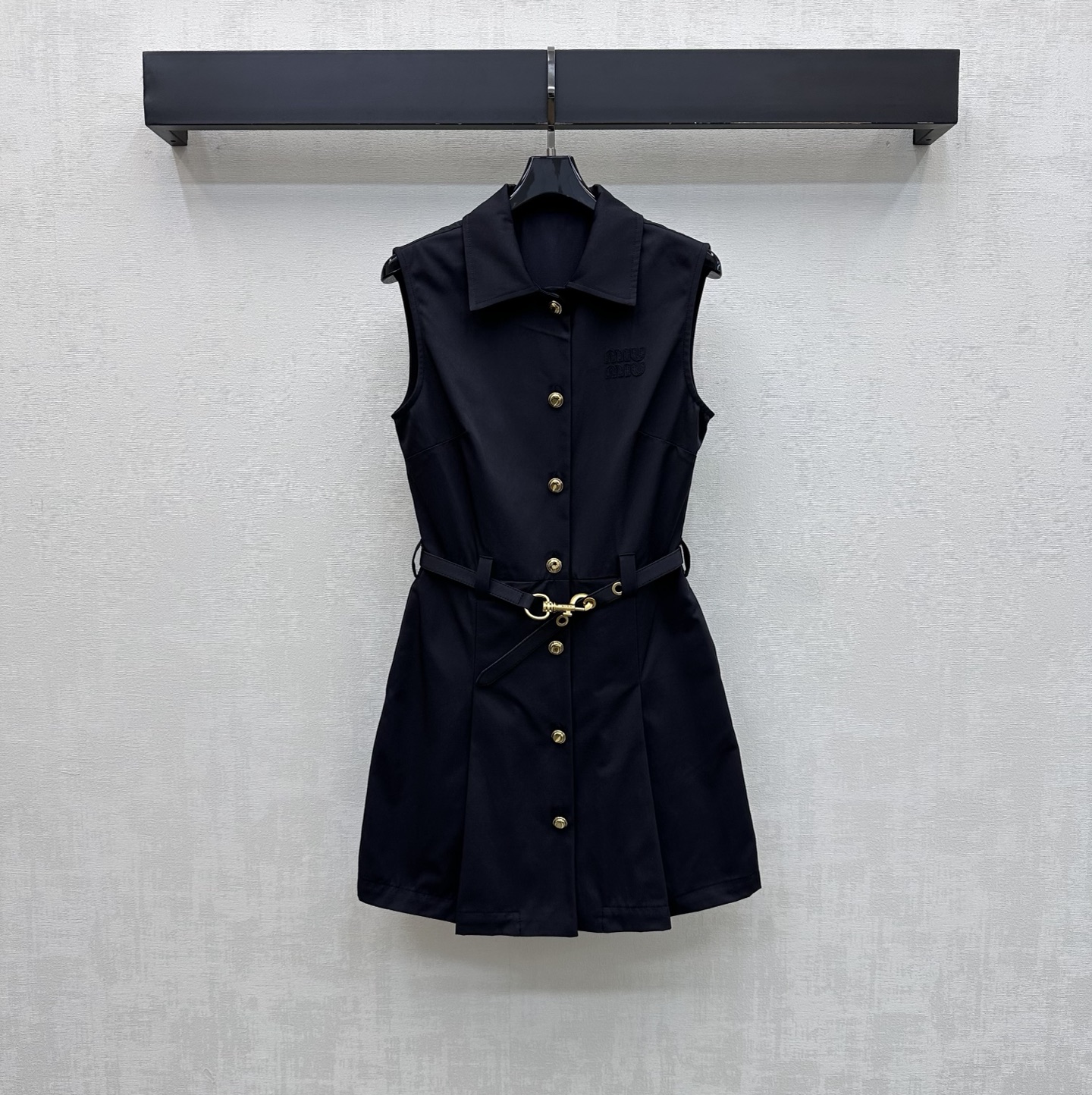 NO:866591,Miumi*2026 new arrival lapel belt dress customized YB imported suit fabric texture is crisp and stylish. Classic khaki and dark navy are available in two colors. Clean and high-end, no choice about skin color. The upper body has a cool and elegant urban atmosphere. The sleeveless version is refreshing and neat. It is matched with the placket and single row of metal buttons to adjust the buckle belt to outline the shape design, outline the graceful waistline and add layering to the look. The chest is embellished with the iconic letter logo decoration to highlight the brand tone. Development of surface accessories  The lapel vest dress is cut with an A-line hem that is loose and elegant. It covers the flesh and makes you look slimmer. It is fashionable and advanced for daily commuting. High version in 2 colors,,miumiu,skirts,business suit,19860909Miumi*2026新品上架翻领腰带连衣裙定制YB进口西装面料质地挺括有型 经典卡其色与深藏青双色可选 干净高级不挑肤色 上身自带清冷优雅的都市氛围 无袖版型清爽利落 配合开襟单排金属纽扣调节卡扣腰带勾勒收型设计 勾勒出曼妙腰线 增添造型层次感 胸前点缀标志性字母徽标装饰 彰显品牌调性 面辅料开发 翻领背心裙剪裁 A字裙摆宽松飘逸 遮肉显瘦 日常通勤穿搭时髦高级  高版本2色,,miumiu,skirts,business suit,,Women's clothing