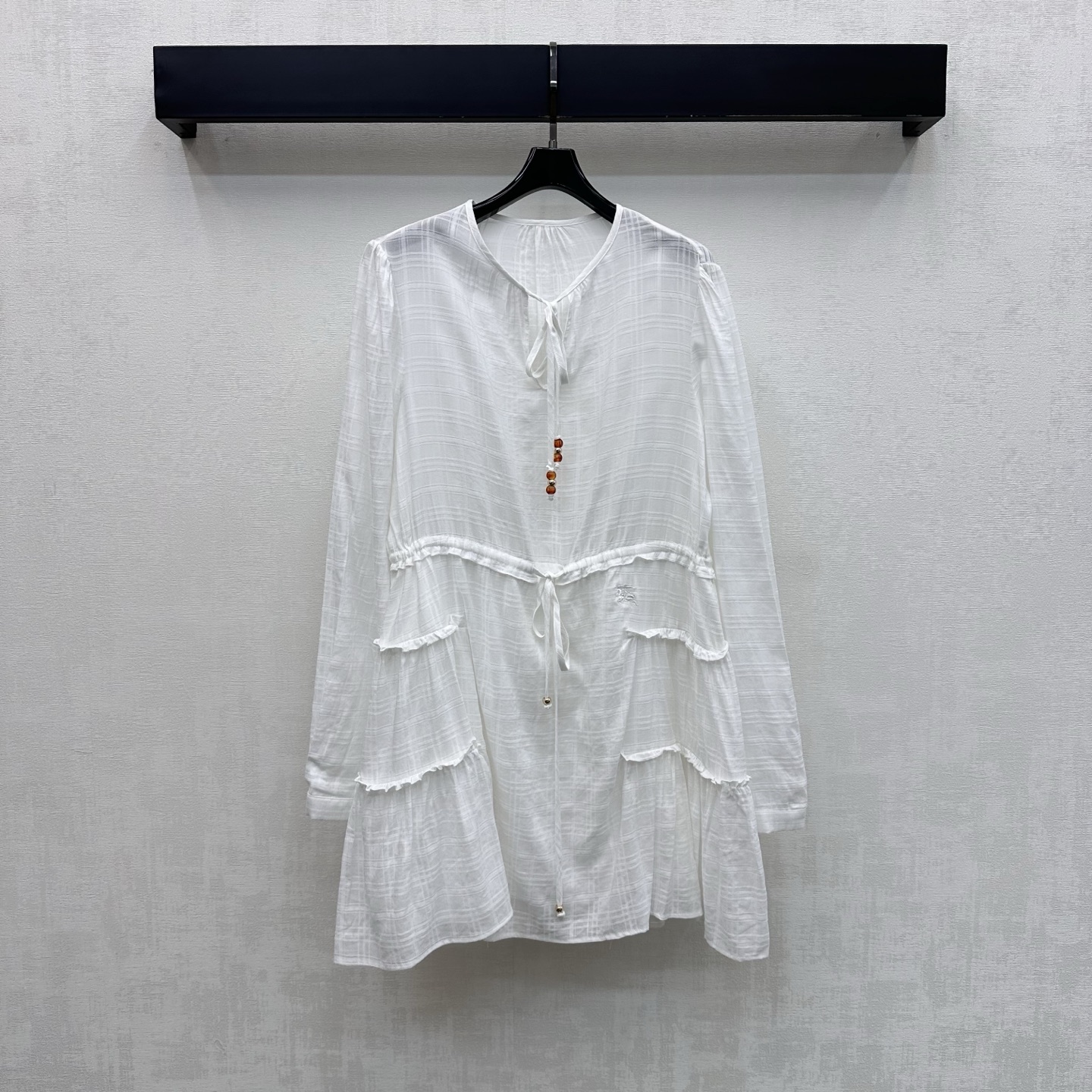 NO:866553,Bur BBR*2026 New Arrival Ruffled Lace Dress Customized YB imported cotton and linen blended fabric. Lightweight and breathable, soft to the touch and skin-friendly. With a slight natural texture. V-neck lace adjustment design to modify the neck line and add layering to the look. The iconic war horse embroidery logo is embellished on the waist to highlight the brand tone. Development of surface accessories. Drawstring long-sleeved dress cut. The hem is cut with ruffles to create a sweet and flexible feel. Wear it in a French resort style.  High version 2 colors,,burberry,skirts,19860909Bur BBR*2026 新品上架荷叶边系带连衣裙定制YB进口棉麻混纺面料 质地轻盈透气 触感柔软亲肤 带有微微自然肌理感 配合V领系带调节设计修饰颈部线条 增添造型层次感 标志性战马刺绣徽标点缀于腰侧装饰 彰显品牌调性 面辅料开发 抽绳长袖连衣裙剪裁 下摆采用荷叶边裁剪处理 打造甜美灵动感 穿搭出法式度假风  高版本2色,,burberry,skirts,,Women's clothing