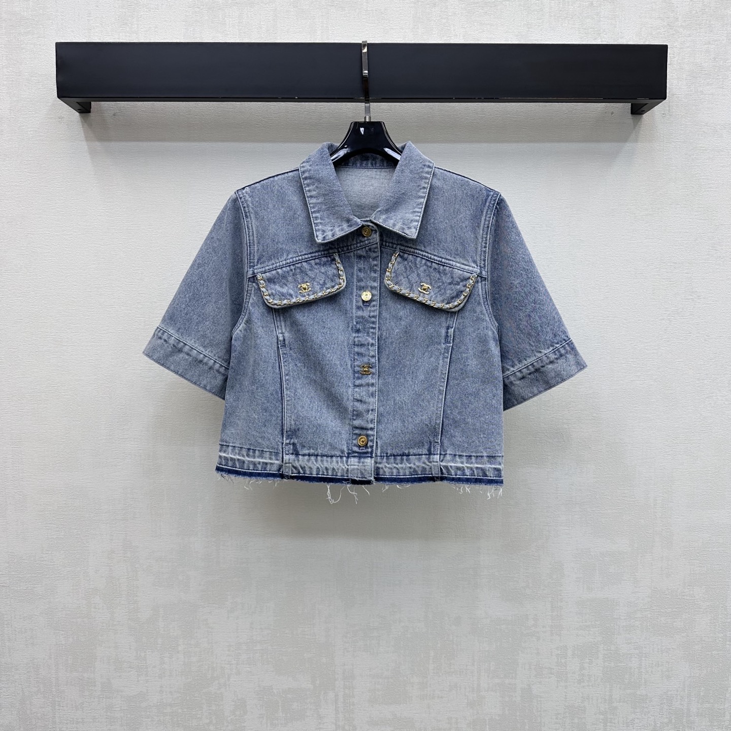 NO:868380,Chane*2026 New Arrival Tassel Raw Edge Denim Shirt Customized YB Imported Twill Cotton Denim Material Crisp and Stylish Texture Natural Old Washed Retro Feel Light Blue Tone Clean and Premium Double C Letter Metal Buckle Adjustment Decoration on the Placket Highlights Brand Tonality Symmetrical flaps on the chest are decorated with metal chain hemming design Processed with irregular tassel raw edge cutting process to add layering to the look Surface accessories development Lapel short-sleeved shirt jacket cutting  Can be paired with skirts and trousers from the same series. Complete the upper body to easily create a French high-end style. High version 36 38 40,,chanel,skirts,jackets & coats,T-shirt,19860909Chane*2026新品上架流苏毛边牛仔衬衣定制YB进口斜纹全棉牛仔材质 质地挺括有型 自然做旧的水洗复古感 浅蓝色调干净高级 开襟双C字母金属卡扣调节装饰 彰显品牌调性 胸前对称翻盖均饰有金属链条包边设计 配合不规则流苏毛边裁剪工艺处理 增添造型层次感 面辅料开发 翻领短袖衬衣外套剪裁 可搭配同系列裙裤装 成套上身轻松打造法式高级风  高版本36 38 40,,chanel,skirts,jackets & coats,T-shirt,,Women's clothing