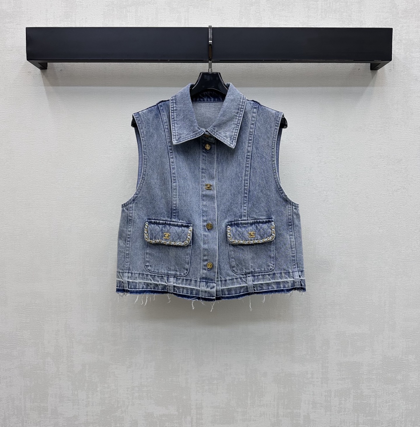 NO:868434,Chane*2026 New Product Arrival Tassel Raw Edge Denim Vest Customized YB imported twill cotton denim material Crisp and stylish texture Natural aged washed retro feel Light blue tone is clean and advanced Double C letter metal buckle adjustment decoration on the placket Highlights the brand tone Symmetrical flaps are decorated with metal chain hemming design Combined with irregular tassel raw edge cutting process to add layering to the look Surface accessories development Lapel short vest style tailoring Can be paired with skirts and trousers of the same series  Complete upper body set to easily create French high-end style. High version 36 38 40,,chanel,skirts,19860909Chane*2026新品上架流苏毛边牛仔马甲定制YB进口斜纹全棉牛仔材质 质地挺括有型 自然做旧的水洗复古感 浅蓝色调干净高级 开襟双C字母金属卡扣调节装饰 彰显品牌调性 对称翻盖均饰有金属链条包边设计 配合不规则流苏毛边裁剪工艺处理 增添造型层次感 面辅料开发 翻领短款马甲版型剪裁 可搭配同系列裙裤装 成套上身轻松打造法式高级风  高版本36 38 40,,chanel,skirts,,Women's clothing
