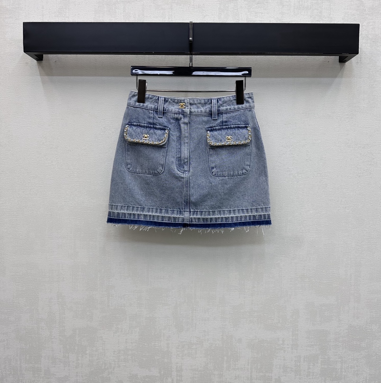 NO:868425,Chane*2026 new products on the shelves. Tassel raw edge denim skirt. Customized YB imported twill cotton denim material. Crisp and stylish texture. Natural old washed retro feel. Light blue tone is clean and advanced. Double C letter metal buckle adjustment decoration highlights the brand tone. Symmetric flaps are decorated with metal chain hemming design. Combined with irregular tassel raw edge cutting process to add layering to the look. Development of surface accessories. High waist buttoned straight skirt cut. Can be paired with vest jacket of the same series.  Complete the upper body to easily create French high-end style. High version 36 38 40,,chanel,skirts,jackets & coats,19860909Chane*2026新品上架流苏毛边牛仔半裙定制YB进口斜纹全棉牛仔材质 质地挺括有型 自然做旧的水洗复古感 浅蓝色调干净高级 双C字母金属卡扣调节装饰 彰显品牌调性 对称翻盖均饰有金属链条包边设计 配合不规则流苏毛边裁剪工艺处理 增添造型层次感 面辅料开发 高腰系扣直筒短裙剪裁 可搭配同系列马甲外套 成套上身轻松打造法式高级风  高版本36 38 40,,chanel,skirts,jackets & coats,,Women's clothing