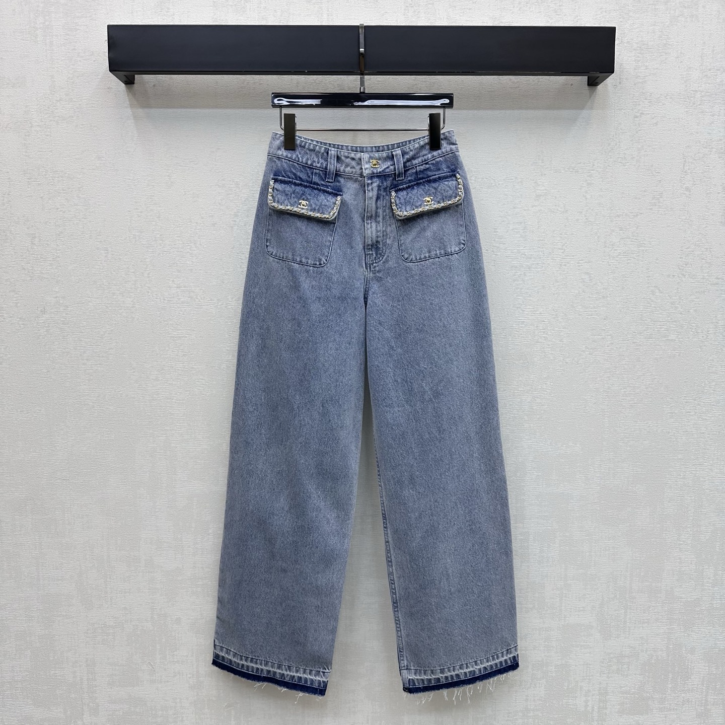 NO:868402,Chane*2026 new products are on the shelves. Tassel raw edge denim trousers are made of YB imported twill cotton denim material. Crisp and stylish texture. Natural old washed retro feel. Light blue tone is clean and advanced. Double C letter metal buckle adjustment decoration highlights the brand tone. Symmetric flaps are decorated with metal chain hemming design. Combined with irregular tassel raw edge cutting process to add layering to the look. Development of surface accessories. High waist buttoned straight trousers cut. Can be paired with vest jacket of the same series.  Complete the upper body to easily create French high-end style. High version 36 38 40,,chanel,jackets & coats,19860909Chane*2026新品上架流苏毛边牛仔长裤定制YB进口斜纹全棉牛仔材质 质地挺括有型 自然做旧的水洗复古感 浅蓝色调干净高级 双C字母金属卡扣调节装饰 彰显品牌调性 对称翻盖均饰有金属链条包边设计 配合不规则流苏毛边裁剪工艺处理 增添造型层次感 面辅料开发 高腰系扣直筒长裤剪裁 可搭配同系列马甲外套 成套上身轻松打造法式高级风  高版本36 38 40,,chanel,jackets & coats,,Women's clothing