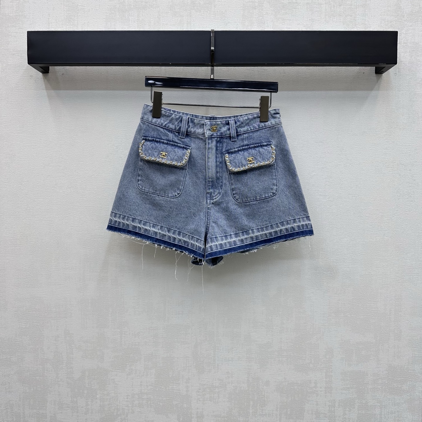 NO:868373,Chane*2026 new products are on the shelves. Tassel raw edge denim shorts are made of YB imported twill cotton denim material. The texture is crisp and stylish. The natural old washed retro feeling. The light blue tone is clean and advanced. The double C letter metal buckle adjustment decoration highlights the brand tone. The symmetrical flaps are decorated with metal chain hemming design. It is processed with irregular tassel raw edge cutting process to add a sense of layering. Surface accessories development. High waist buttoned straight shorts cut. Can be paired with the vest jacket of the same series.  Complete upper body set to easily create French high-end style. High version 36 38 40,,chanel,shorts,jackets & coats,19860909Chane*2026新品上架流苏毛边牛仔短裤定制YB进口斜纹全棉牛仔材质 质地挺括有型 自然做旧的水洗复古感 浅蓝色调干净高级 双C字母金属卡扣调节装饰 彰显品牌调性 对称翻盖均饰有金属链条包边设计 配合不规则流苏毛边裁剪工艺处理 增添造型层次感 面辅料开发 高腰系扣直筒短裤剪裁 可搭配同系列马甲外套 成套上身轻松打造法式高级风  高版本36 38 40,,chanel,shorts,jackets & coats,,Women's clothing