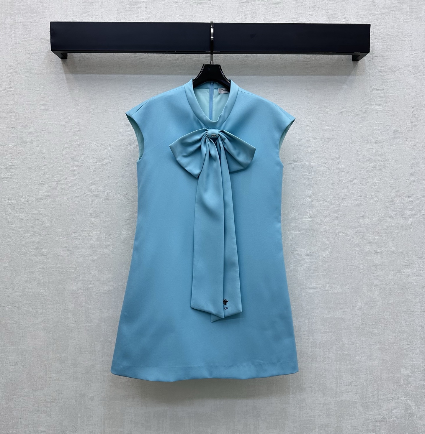 NO:869515,Dio*2026 new product launch bow dress vest dress made of YB imported cotton material, full of high-end texture and appearance, using bow ribbon design to add layering to the look, embellished with CD metal logo decoration echoing the iconic letter bee embroidery decoration, highlighting the brand tone, development of fabric accessories, round neck vest dress tailoring, perfect for commuting and dating, showing the elegant sense of gold, the best choice for formal occasions, high version, dior, skirts,19860909Dio*2026新品上架蝴蝶结洋装背心裙定制YB进口棉纶材质 质感高级品相十足 沿用蝴蝶结飘带设计 增添造型层次感 点缀CD金属徽标装饰呼应标志性字母蜜蜂刺绣装饰 彰显品牌调性 面辅料开发 圆领背心裙剪裁 通勤约会穿搭完美演绎优雅千金感 出席正式场合的不二之选 高版本,,dior,skirts,,Women's clothing