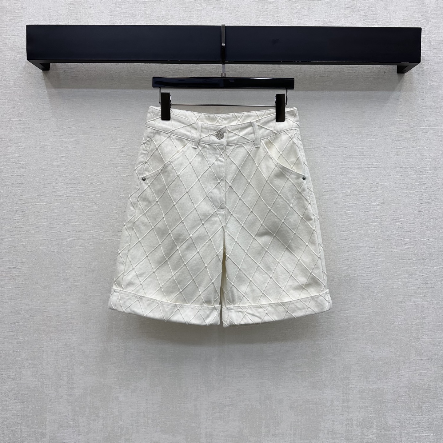 NO:869486,Chane*2026 new product launches rhombus denim turn-over mid-trousers made of YB imported twill cotton material. The texture is crisp and skin-friendly. The whole-body rhombus quilting design adds layering to the look. The placket is engraved with metal letter buttons for adjustment and decoration. Highlights the brand tone. Visually more layered and high-end. Surface accessories development. High-waist buttoned mid-trousers cut. Can be paired with shirts and jackets from the same series. Easily create a French high-end style when wearing a set for commuting and dating. High version 2 colors 36  38 40,,chanel,jackets & coats,shirts,19860909Chane*2026新品上架菱格牛仔翻折中裤定制YB进口斜纹全棉材质 质地挺括有型亲肤 通体菱格纹绗缝设计工艺设计 增添造型层次感 开襟刻印金属字母纽扣调节装饰 彰显品牌调性 视觉上更具层次感与高级感 面辅料开发 高腰系扣中裤剪裁 可搭配同系列衬衫外套 通勤约会成套穿搭轻松打造法式高级风  高版本2色36 38 40,,chanel,jackets & coats,shirts,,Women's clothing