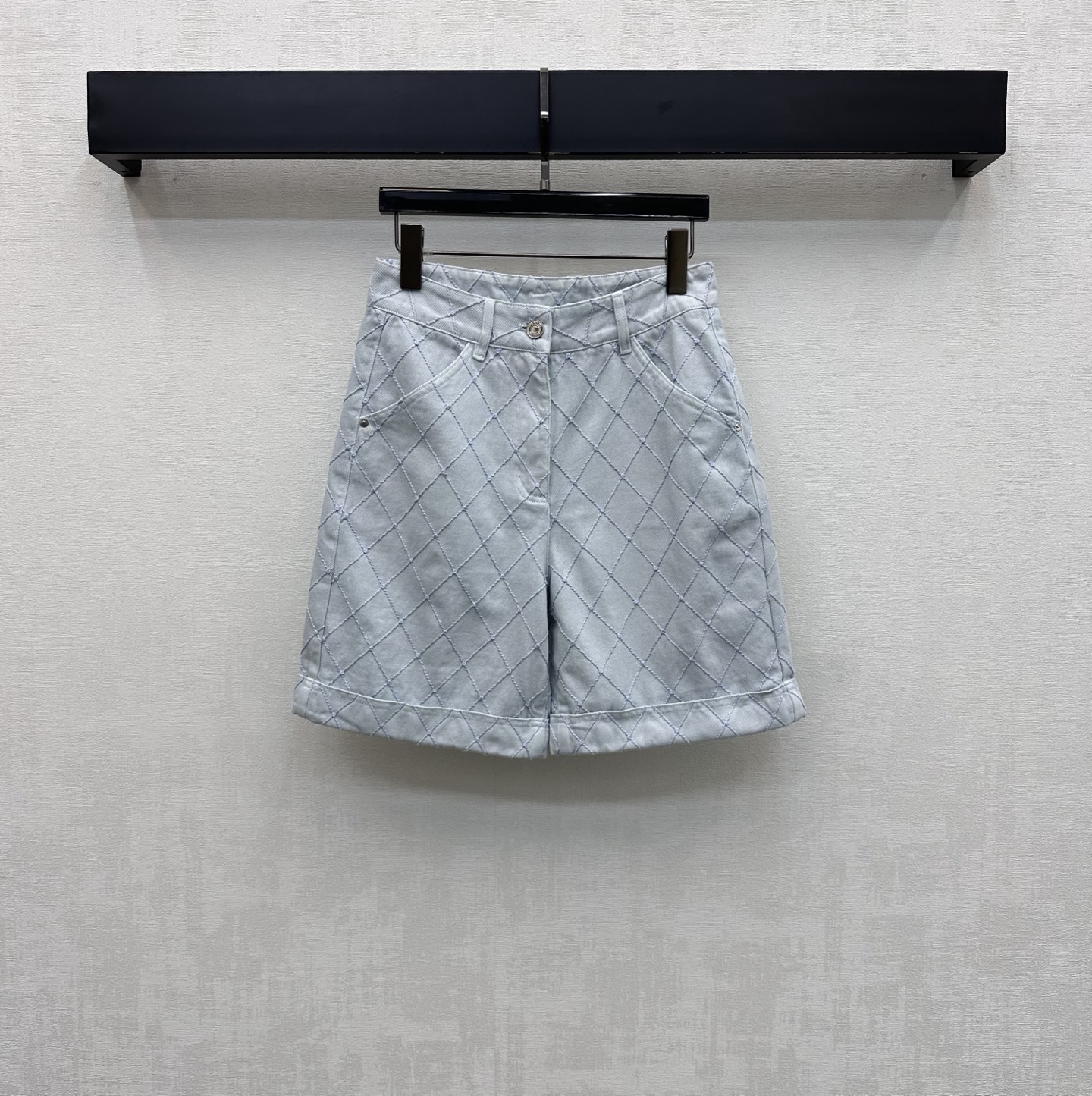 NO:869502,Chane*2026 new product launches rhombus denim turn-over mid-trousers made of YB imported twill cotton material. The texture is crisp and skin-friendly. The whole-body rhombus quilting design adds layering to the look. The placket is engraved with metal letter buttons for adjustment and decoration. Highlights the brand tone. Visually more layered and high-end. Surface accessories development. High-waist buttoned mid-trousers cut. Can be paired with shirts and jackets from the same series. Easily create a French high-end style when wearing a set for commuting and dating. High version 2 colors 36  38 40,,chanel,jackets & coats,shirts,19860909Chane*2026新品上架菱格牛仔翻折中裤定制YB进口斜纹全棉材质 质地挺括有型亲肤 通体菱格纹绗缝设计工艺设计 增添造型层次感 开襟刻印金属字母纽扣调节装饰 彰显品牌调性 视觉上更具层次感与高级感 面辅料开发 高腰系扣中裤剪裁 可搭配同系列衬衫外套 通勤约会成套穿搭轻松打造法式高级风  高版本2色36 38 40,,chanel,jackets & coats,shirts,,Women's clothing
