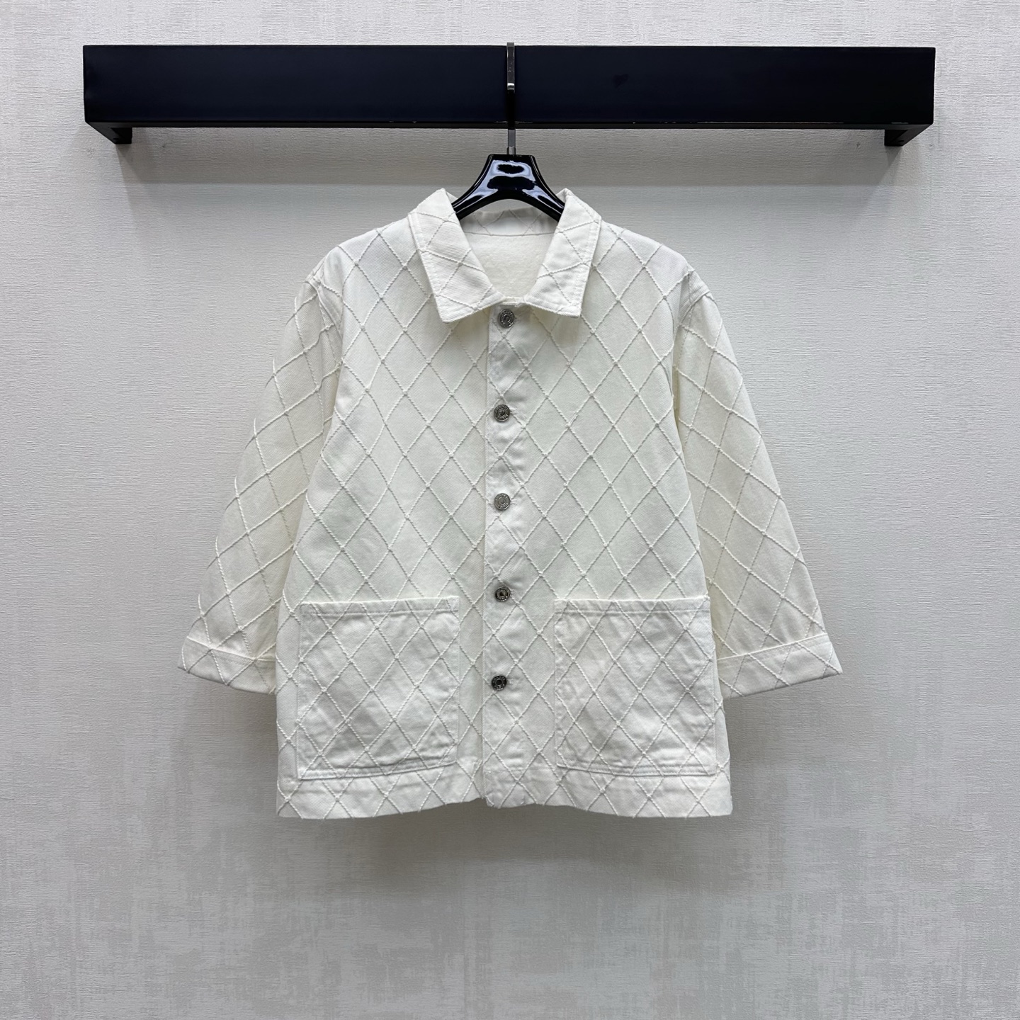 NO:869539,Chane*2026 new product launches diamond denim shirt jacket made of YB imported twill cotton material. The texture is crisp and stylish and skin-friendly. The whole body diamond quilting design adds a sense of layering to the look. The open placket is hollowed out and engraved with metal letter buttons for adjustment and decoration. It highlights the brand tone. It is visually more layered and high-end. Surface accessories development. Lapel folding sleeve shirt jacket tailoring. Can be paired with long shorts of the same series. Easily create a French high-end style when wearing a set for commuting and dating.  High version 2 colors 36 38 40,,chanel,shorts,jackets & coats,shirts,19860909Chane*2026新品上架菱格牛仔衬衣外套定制YB进口斜纹全棉材质 质地挺括有型亲肤 通体菱格纹绗缝设计工艺设计 增添造型层次感 开襟镂空刻印金属字母纽扣调节装饰 彰显品牌调性 视觉上更具层次感与高级感 面辅料开发 翻领折袖衬衫外套剪裁 可搭配同系列长短裤 通勤约会成套穿搭轻松打造法式高级风  高版本2色36 38 40,,chanel,shorts,jackets & coats,shirts,,Women's clothing