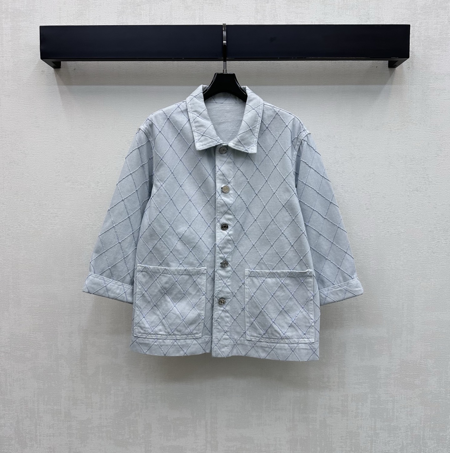 NO:869477,Chane*2026 new product launches diamond denim shirt jacket made of YB imported twill cotton material. The texture is crisp and stylish and skin-friendly. The whole body diamond quilting design adds a sense of layering to the look. The open placket is hollowed out and engraved with metal letter buttons for adjustment and decoration. It highlights the brand tone. It is visually more layered and high-end. Surface accessories development. Lapel folding sleeve shirt jacket tailoring. Can be paired with long shorts of the same series. Easily create a French high-end style when wearing a set for commuting and dating.  High version 2 colors 36 38 40,,chanel,shorts,jackets & coats,shirts,19860909Chane*2026新品上架菱格牛仔衬衣外套定制YB进口斜纹全棉材质 质地挺括有型亲肤 通体菱格纹绗缝设计工艺设计 增添造型层次感 开襟镂空刻印金属字母纽扣调节装饰 彰显品牌调性 视觉上更具层次感与高级感 面辅料开发 翻领折袖衬衫外套剪裁 可搭配同系列长短裤 通勤约会成套穿搭轻松打造法式高级风  高版本2色36 38 40,,chanel,shorts,jackets & coats,shirts,,Women's clothing