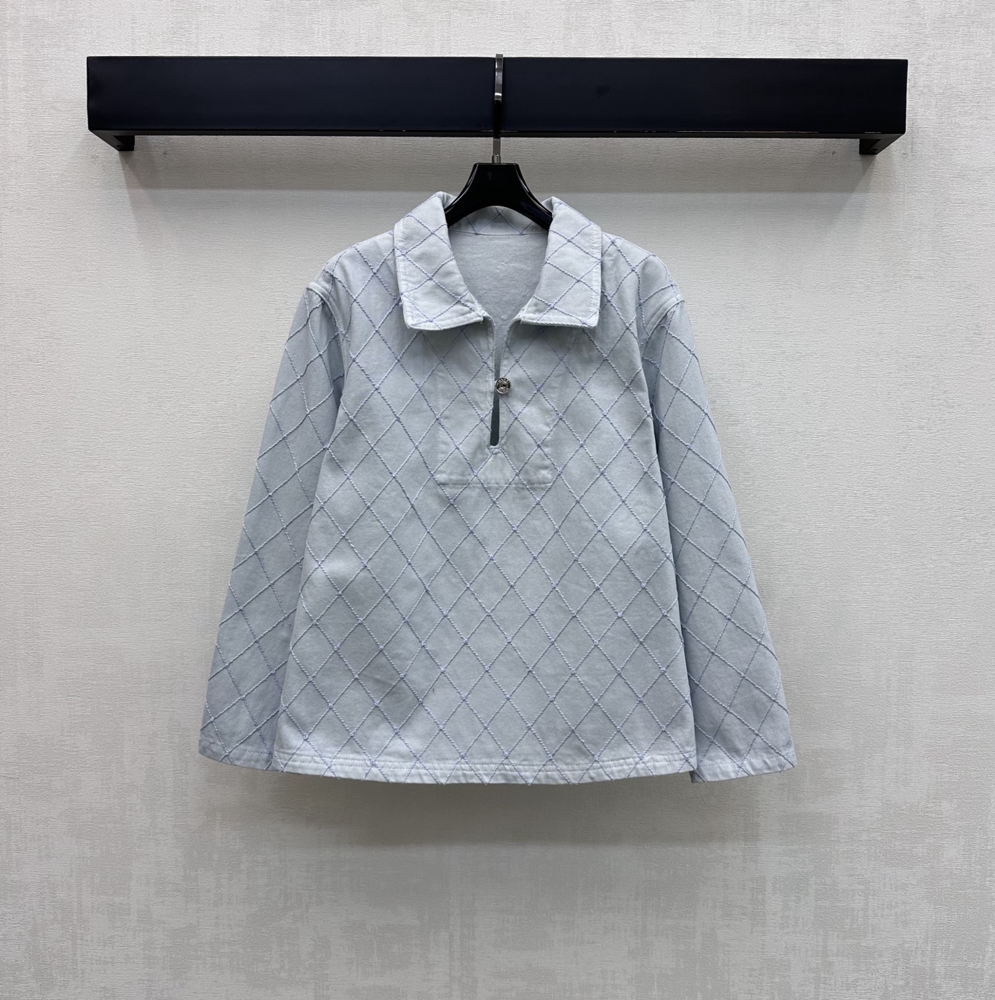 NO:869513,Chane*2026 new products are on the shelves. Diamond denim lapel tops are made of YB imported twill cotton. The texture is crisp, stylish and skin-friendly. All-over diamond quilting design and craftsmanship to add layering to the look. The semi-open placket hollow engraved metal letter buttons are used to adjust the decoration. Echoing the same details on the cuffs, highlighting the brand tone. Visually more layered and high-end. Development of surface accessories. Lapel long-sleeved pullover tailoring. Can be paired with long shorts of the same series.  Complete set for commuting and dating to easily create French high-end style. High version 2 colors 36 38 40,,chanel,shorts,19860909Chane*2026新品上架菱格牛仔翻领上衣定制YB进口斜纹全棉材质 质地挺括有型亲肤 通体菱格纹绗缝设计工艺设计 增添造型层次感 沿用半开襟镂空刻印金属字母纽扣调节装饰 呼应袖口同样细节 彰显品牌调性 视觉上更具层次感与高级感 面辅料开发 翻领长袖套头衫剪裁 可搭配同系列长短裤 通勤约会成套穿搭轻松打造法式高级风  高版本2色36 38 40,,chanel,shorts,,Women's clothing