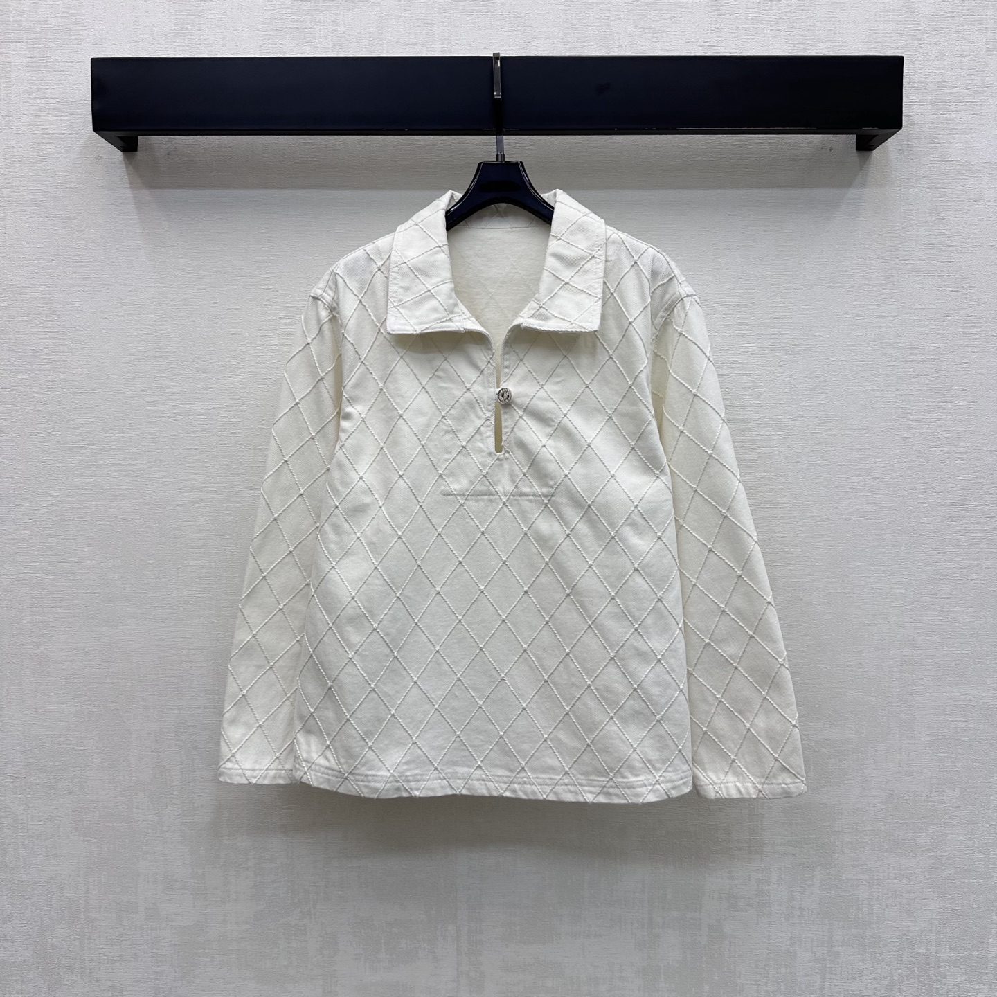 NO:869495,Chane*2026 new products are on the shelves. Diamond denim lapel tops are made of YB imported twill cotton. The texture is crisp, stylish and skin-friendly. All-over diamond quilting design and craftsmanship to add layering to the look. The semi-open placket hollow engraved metal letter buttons are used to adjust the decoration. Echoing the same details on the cuffs, highlighting the brand tone. Visually more layered and high-end. Development of surface accessories. Lapel long-sleeved pullover tailoring. Can be paired with long shorts of the same series.  Complete set for commuting and dating to easily create French high-end style. High version 2 colors 36 38 40,,chanel,shorts,19860909Chane*2026新品上架菱格牛仔翻领上衣定制YB进口斜纹全棉材质 质地挺括有型亲肤 通体菱格纹绗缝设计工艺设计 增添造型层次感 沿用半开襟镂空刻印金属字母纽扣调节装饰 呼应袖口同样细节 彰显品牌调性 视觉上更具层次感与高级感 面辅料开发 翻领长袖套头衫剪裁 可搭配同系列长短裤 通勤约会成套穿搭轻松打造法式高级风  高版本2色36 38 40,,chanel,shorts,,Women's clothing