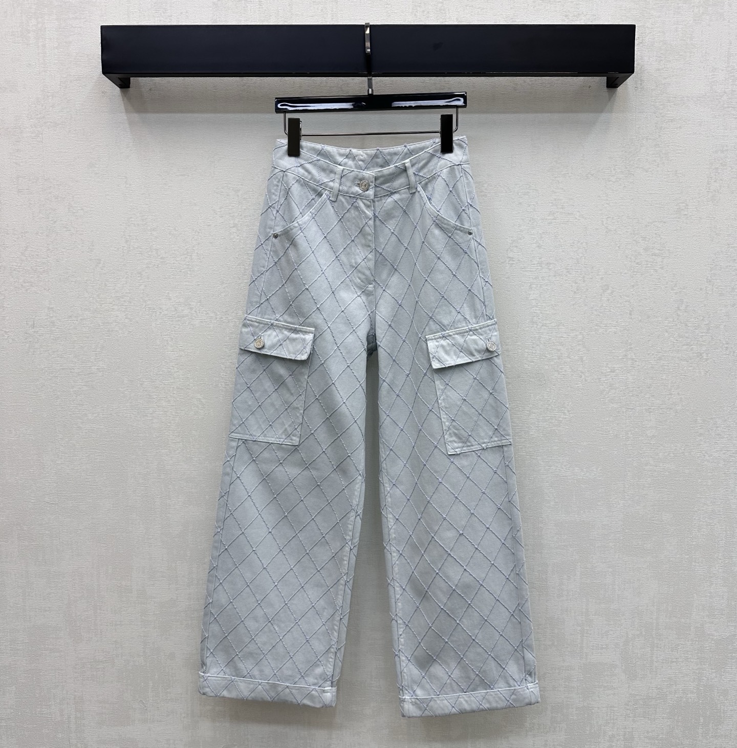 NO:869469,Chane*2026 new product launches rhombus denim fold-over trousers, customized YB imported twill cotton material. The texture is crisp and stylish, skin-friendly. All-over rhombus quilting design adds layering to the look. The placket is engraved with metal letter buttons for adjustment and decoration. Highlights the brand tone. Visually more layered and high-end. Surface accessories development. High-waisted buttoned straight trousers cut. Can be paired with shirts and jackets from the same series. Easily create a French high-end style by wearing a set for commuting and dating.  High version 2 colors 36 38 40,,chanel,jackets & coats,shirts,19860909Chane*2026新品上架菱格牛仔翻折长裤定制YB进口斜纹全棉材质 质地挺括有型亲肤 通体菱格纹绗缝设计工艺设计 增添造型层次感 开襟刻印金属字母纽扣调节装饰 彰显品牌调性 视觉上更具层次感与高级感 面辅料开发 高腰系扣直筒长裤剪裁 可搭配同系列衬衫外套 通勤约会成套穿搭轻松打造法式高级风  高版本2色36 38 40,,chanel,jackets & coats,shirts,,Women's clothing