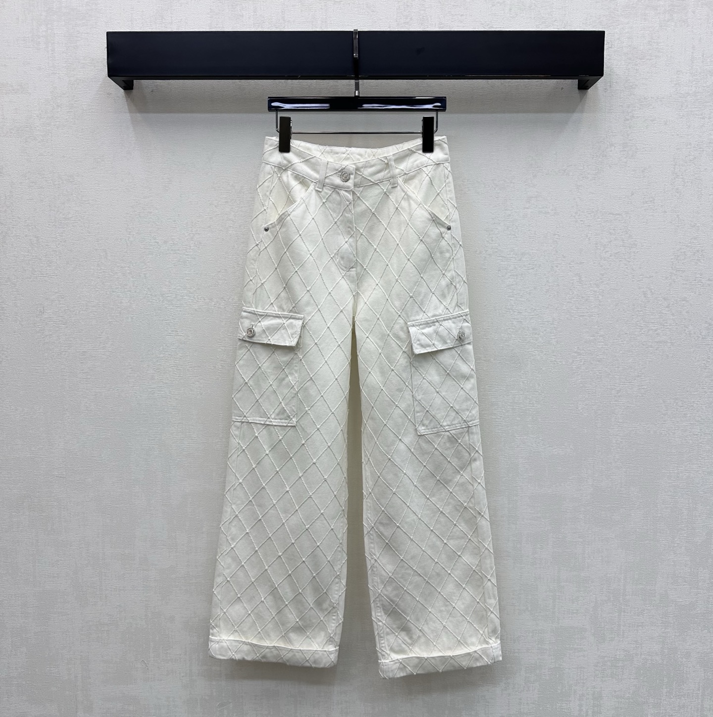 NO:869530,Chane*2026 new product launches rhombus denim fold-over trousers, customized YB imported twill cotton material. The texture is crisp and stylish, skin-friendly. All-over rhombus quilting design adds layering to the look. The placket is engraved with metal letter buttons for adjustment and decoration. Highlights the brand tone. Visually more layered and high-end. Surface accessories development. High-waisted buttoned straight trousers cut. Can be paired with shirts and jackets from the same series. Easily create a French high-end style by wearing a set for commuting and dating.  High version 2 colors 36 38 40,,chanel,jackets & coats,shirts,19860909Chane*2026新品上架菱格牛仔翻折长裤定制YB进口斜纹全棉材质 质地挺括有型亲肤 通体菱格纹绗缝设计工艺设计 增添造型层次感 开襟刻印金属字母纽扣调节装饰 彰显品牌调性 视觉上更具层次感与高级感 面辅料开发 高腰系扣直筒长裤剪裁 可搭配同系列衬衫外套 通勤约会成套穿搭轻松打造法式高级风  高版本2色36 38 40,,chanel,jackets & coats,shirts,,Women's clothing