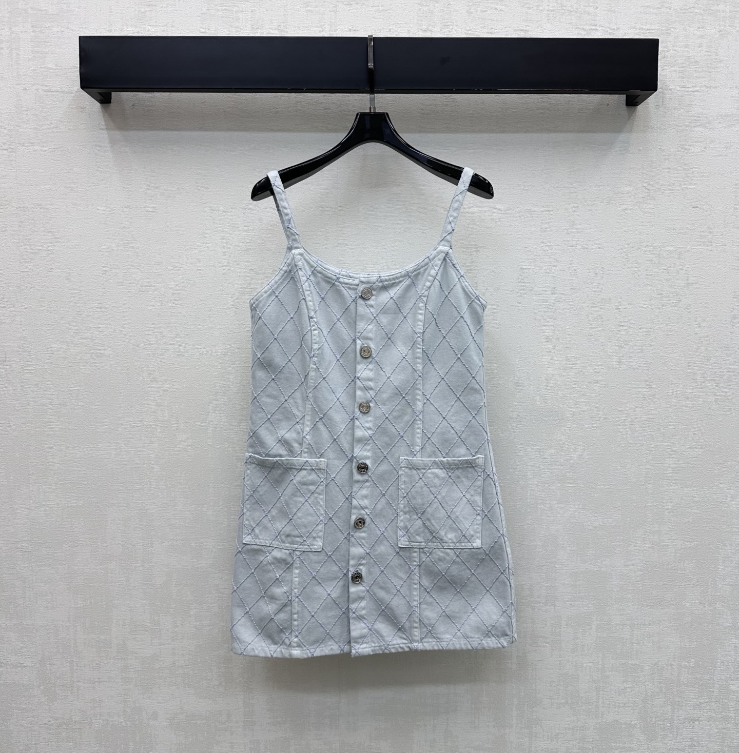 NO:869453,Chane*2026 new product launches diamond denim dress made of YB imported twill cotton material. The texture is crisp, stylish and skin-friendly. The whole body diamond quilting design process is combined with the spaghetti shoulder strap design to modify the shoulder line. Add a sense of layering. The placket is engraved with metal letter buttons for adjustment and decoration, highlighting the brand tone. Visually more layered and high-end. Development of surface accessories. Suspender dress tailoring. Easily create a French haute couture style for commuting and dating. High version 2 colors 36 38  40,,chanel,skirts,19860909Chane*2026新品上架菱格牛仔连衣裙定制YB进口斜纹全棉材质 质地挺括有型亲肤 通体菱格纹绗缝设计工艺配合细肩吊带设计修饰肩部线条 增添造型层次感 开襟刻印金属字母纽扣调节装饰 彰显品牌调性 视觉上更具层次感与高级感 面辅料开发 吊带连衣裙剪裁 通勤约会穿搭轻松打造法式高级风  高版本2色36 38 40,,chanel,skirts,,Women's clothing