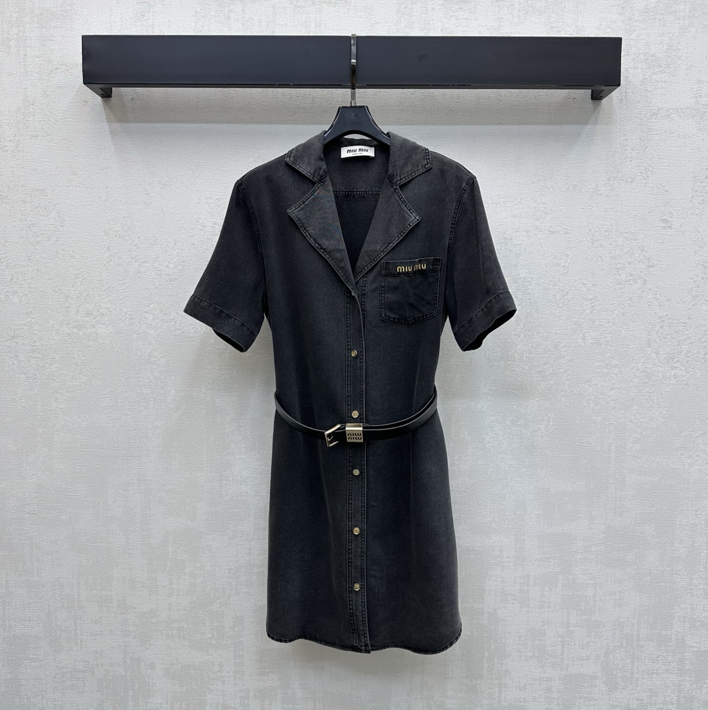 NO:869479,Miumi*2026 New Products Belt Tencel Denim Shirt Skirt Customized YB Imported Tencel Denim Material Full Texture Washed and Old Fashioned Single Side Chest Pocket Decorated with Signature Letters Embroidered Logo Design Highlights Brand Tonality Placket Engraved Button Adjustment Leather Metal Buckle Belt Decoration Adds Layering to the Style Surface Accessories Development Lapel Short Sleeve Shirt Skirt Tailoring Presents a Casual and Free Dressing Style Fashionable and Fashionable  High version 2 colors,,miumiu,skirts,T-shirt,19860909Miumi*2026新品上架腰带天丝牛仔衬衣裙定制YB进口天丝牛仔材质 质感十足 水洗做旧复古感 胸前单侧口袋点缀标志性字母刺绣徽标设计 彰显品牌调性 开襟刻印纽扣调节皮革金属扣腰带装饰 增添造型层次感 面辅料开发 翻领短袖衬衣裙剪裁 呈现随性自由的穿搭风格 穿搭时髦洋气   高版本2色,,miumiu,skirts,T-shirt,,Women's clothing